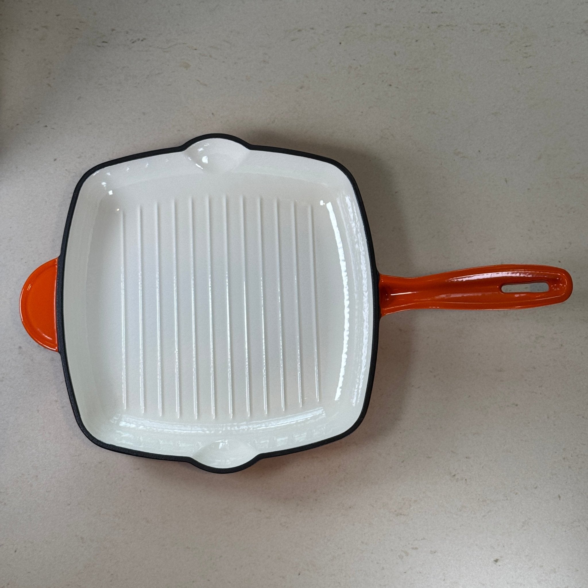 Grill carré en fonte émaillée orange pour légumes grillés, cuisson saine avec évacuation des graisses grâce aux rainures
