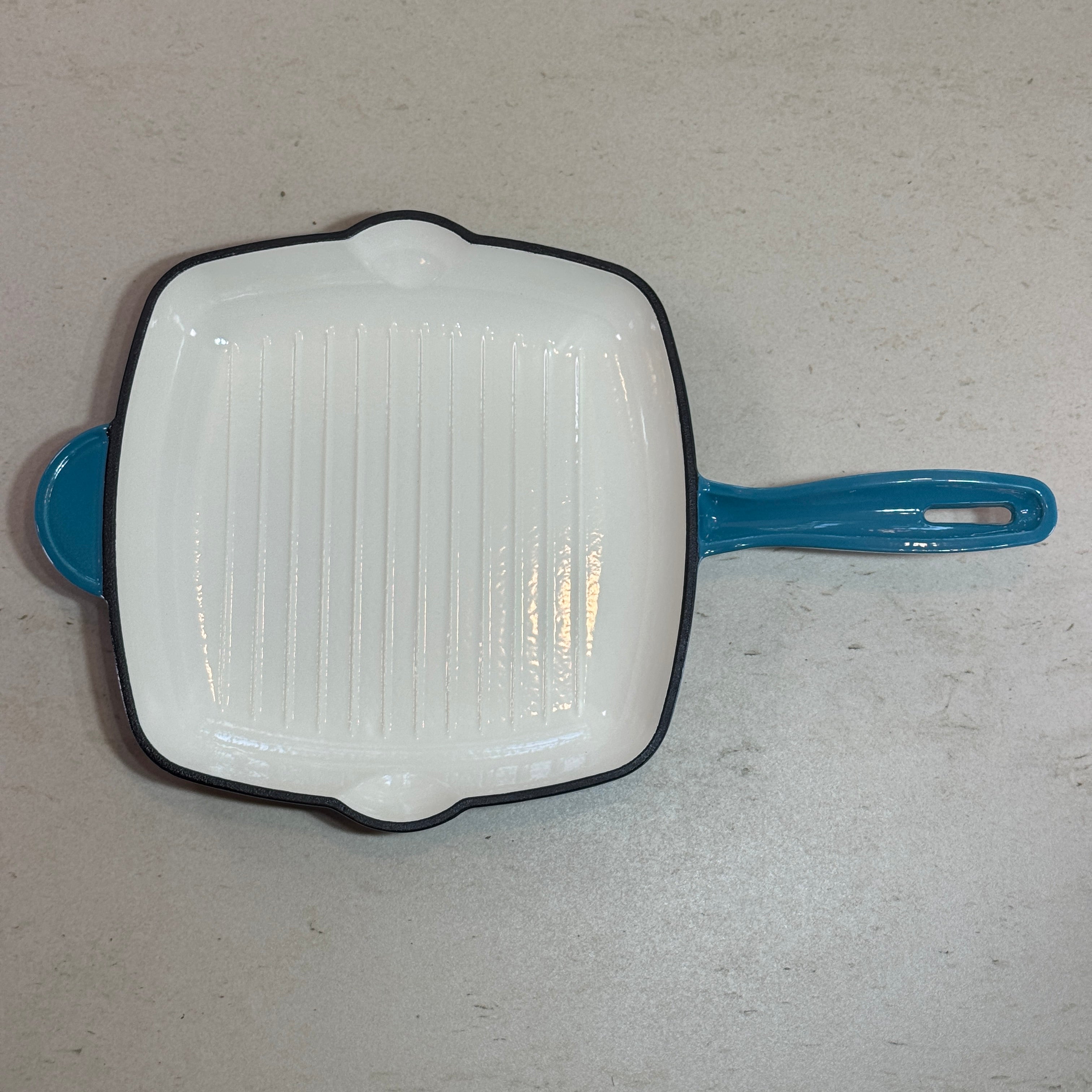 Grill carré en fonte émaillée turquoise pour légumes grillés, cuisson saine avec évacuation des graisses grâce aux rainures