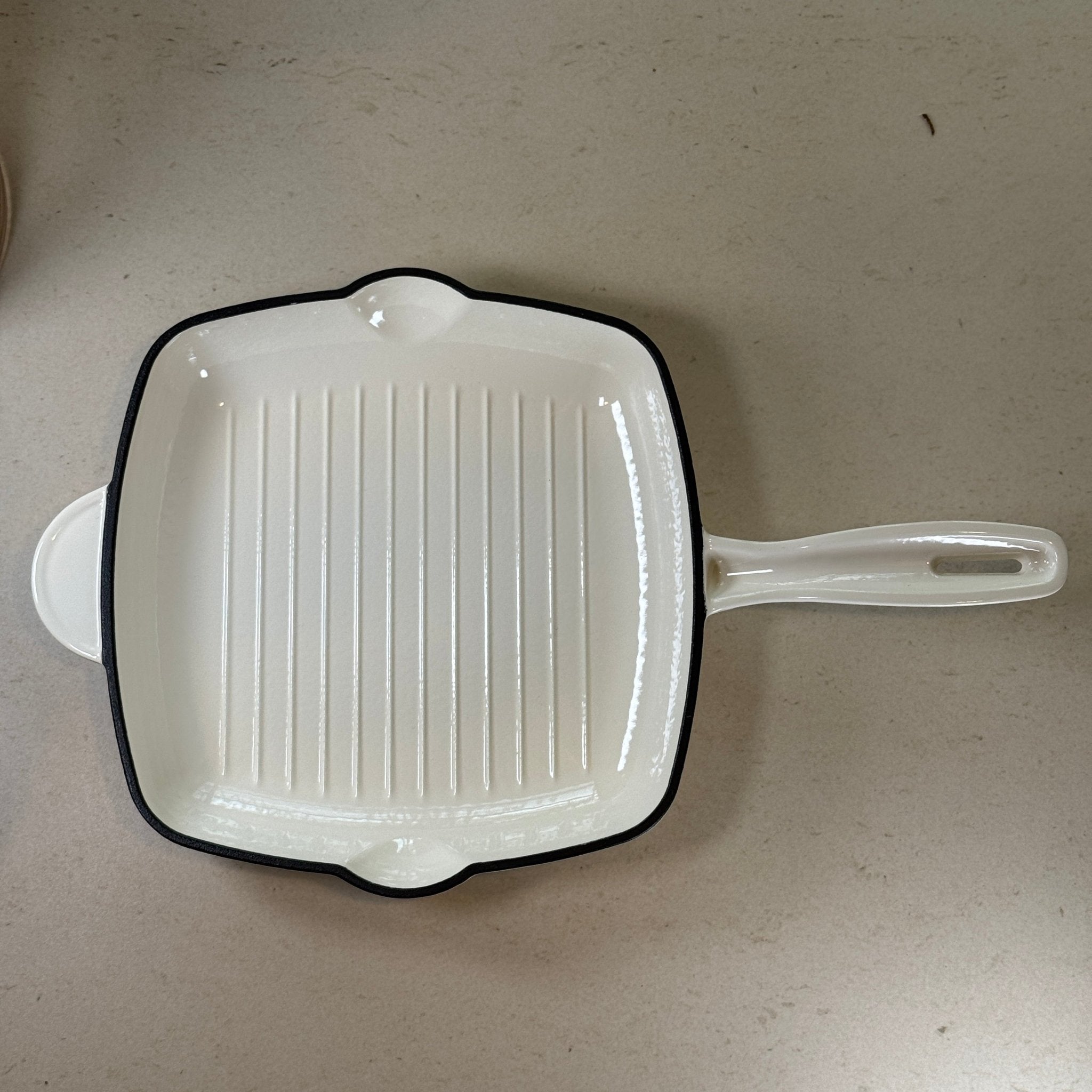 Grill carré en fonte émaillée blanc vanille pour légumes grillés, cuisson saine avec évacuation des graisses grâce aux rainures