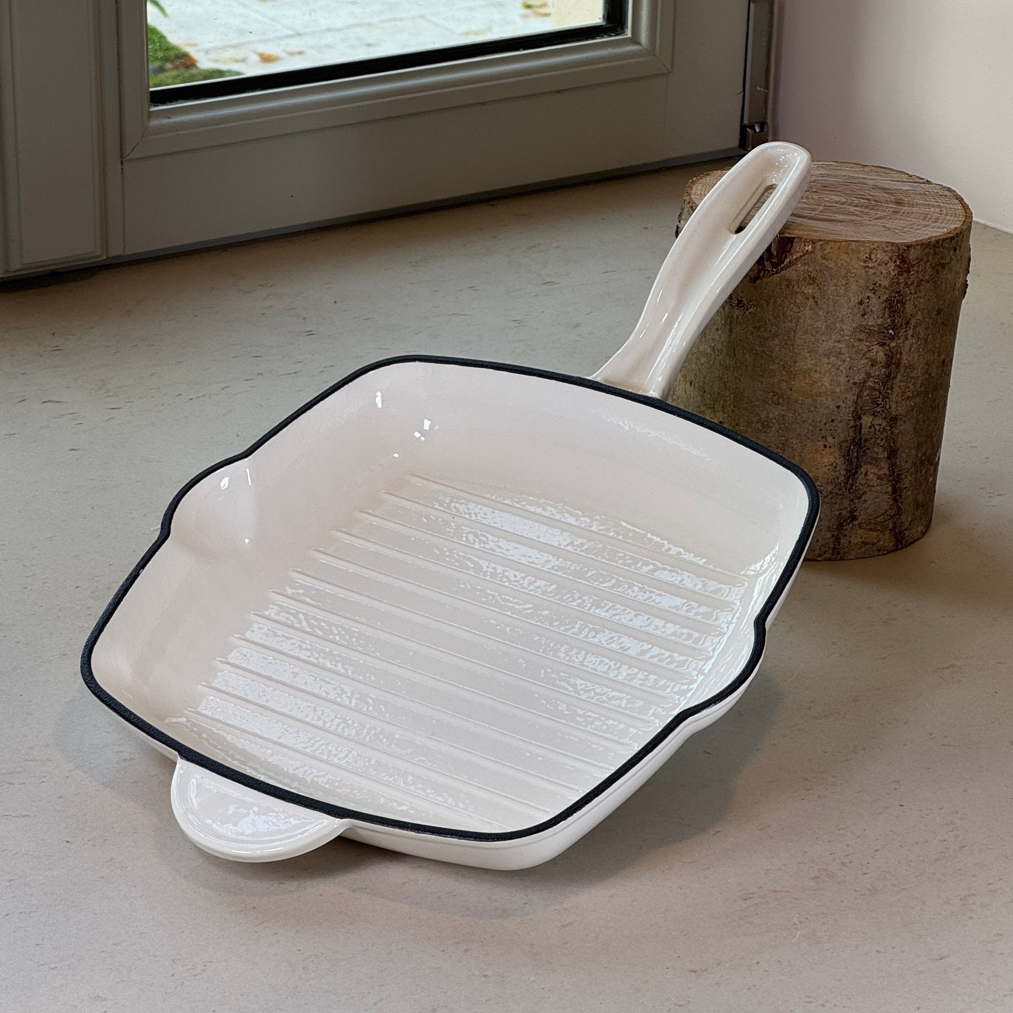 Grill carré en fonte émaillée blanc vanille avec rainures pour une cuisson grillée homogène des viandes et poissons