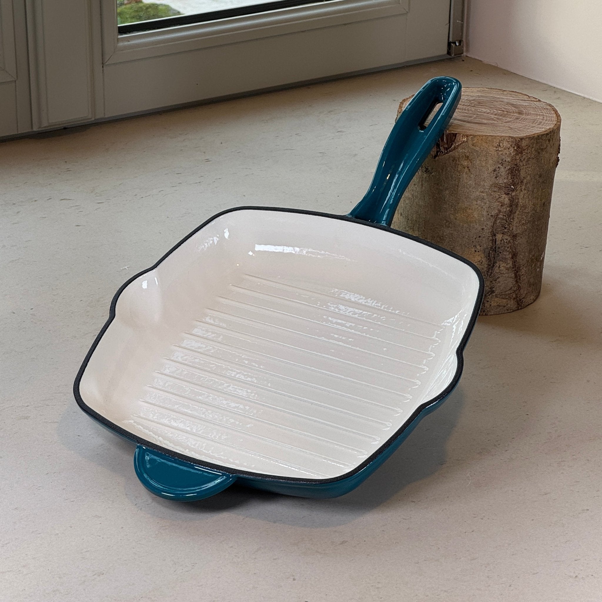 Grill carré en fonte émaillée bleu-cyan avec rainures pour une cuisson grillée homogène des viandes et poissons