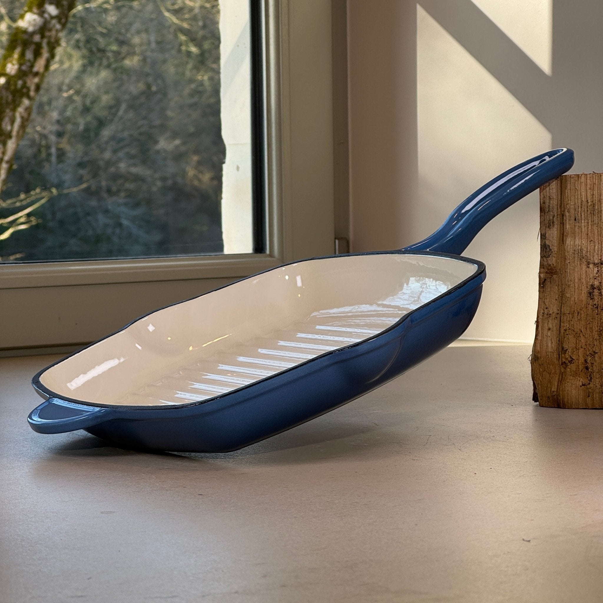 Grill carré en fonte émaillée bleu perle avec rainures pour une cuisson grillée homogène des viandes et poissons