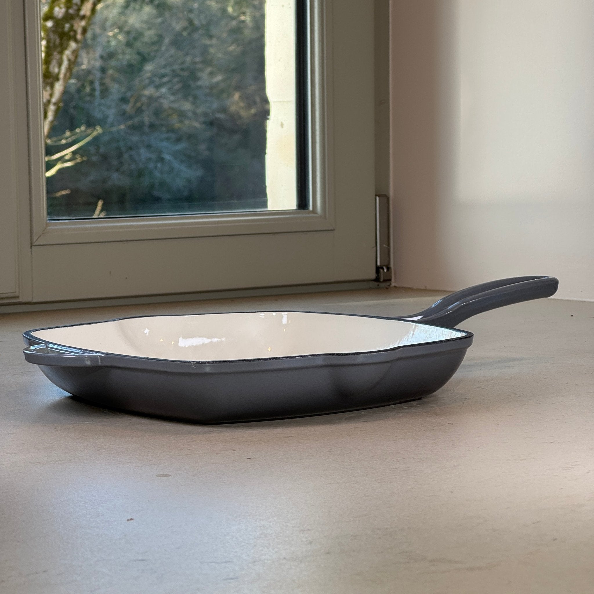 Grill carré en fonte émaillée gris anthracite pour légumes grillés, cuisson saine avec évacuation des graisses grâce aux rainures