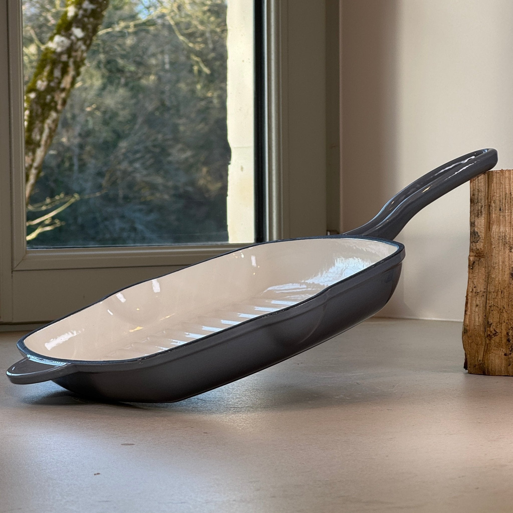 Grill carré en fonte émaillée gris anthracite avec rainures pour une cuisson grillée homogène des viandes et poissons