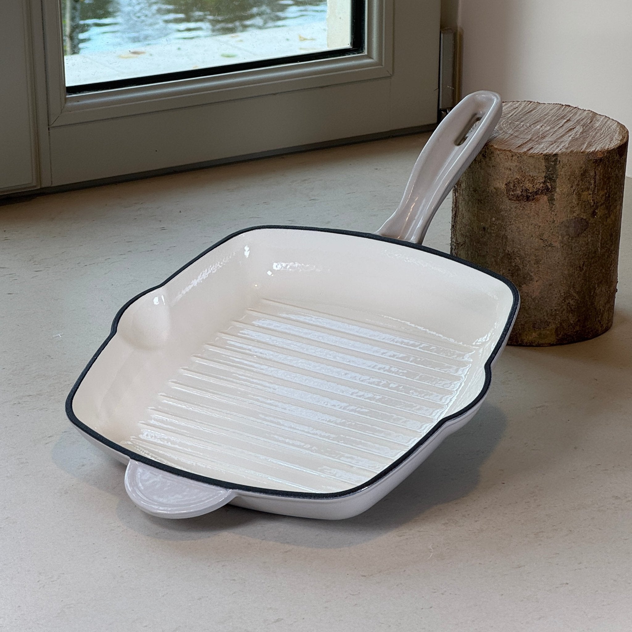 Grill carré en fonte émaillée gris meringue avec rainures pour une cuisson grillée homogène des viandes et poissons