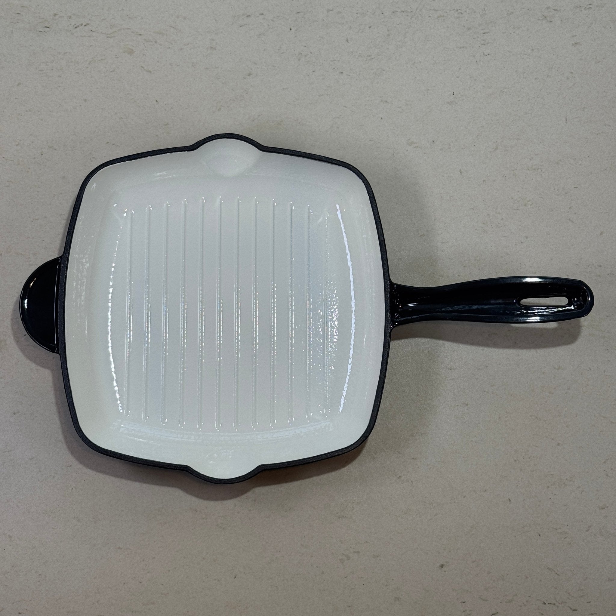 Grill carré en fonte émaillée Gris Truffe pour légumes grillés, cuisson saine avec évacuation des graisses grâce aux rainures