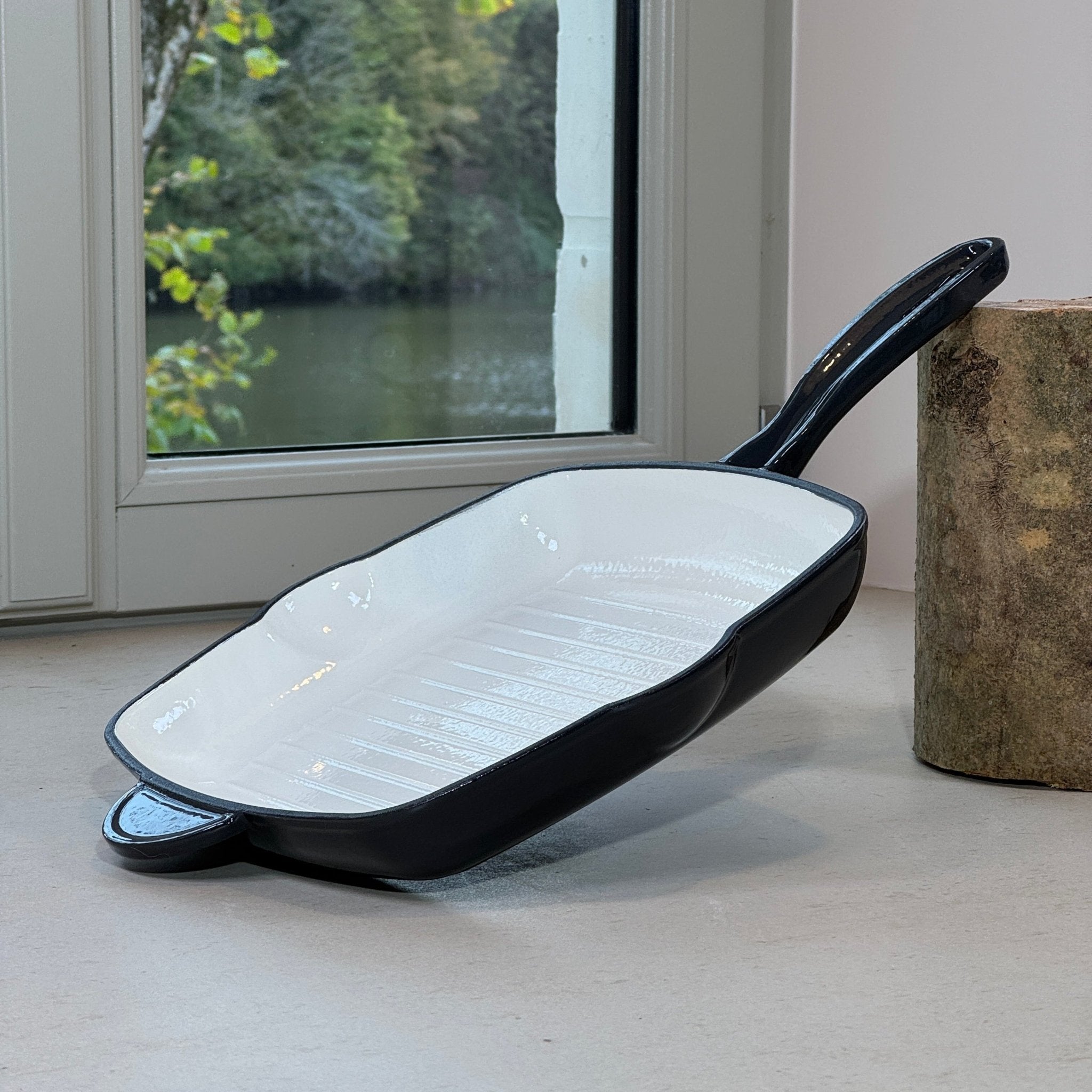 Grill carré en fonte émaillée gris truffe avec rainures pour une cuisson grillée homogène des viandes et poissons