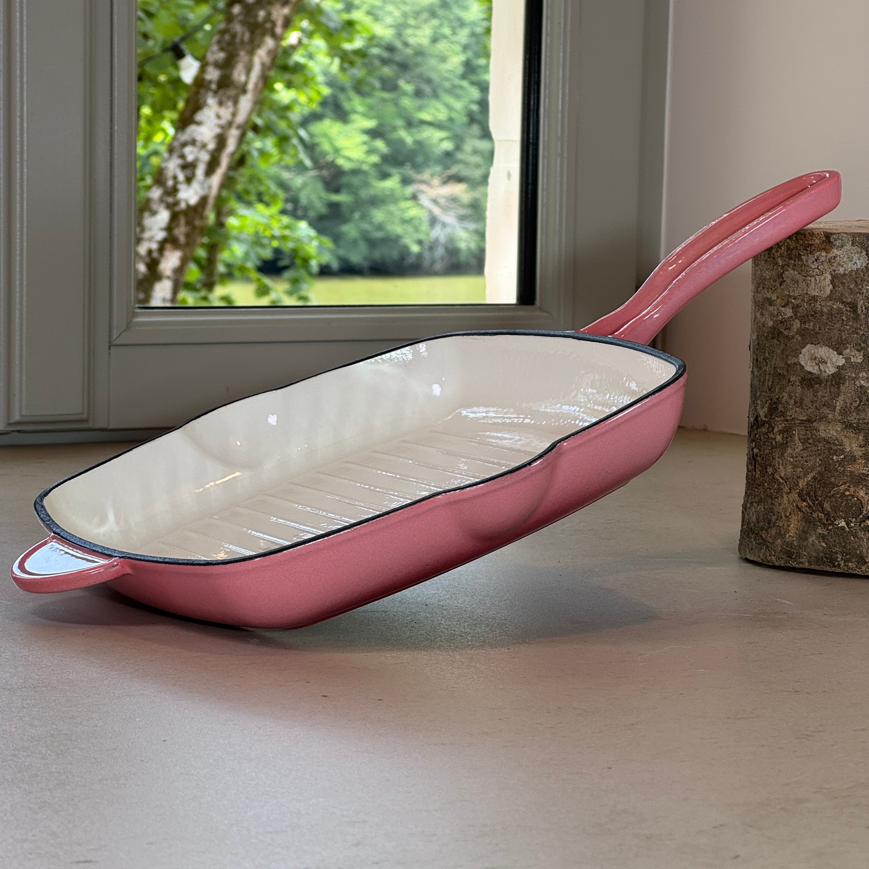 Grill carré en fonte émaillée Rose avec rainures pour une cuisson grillée homogène des viandes et poissons