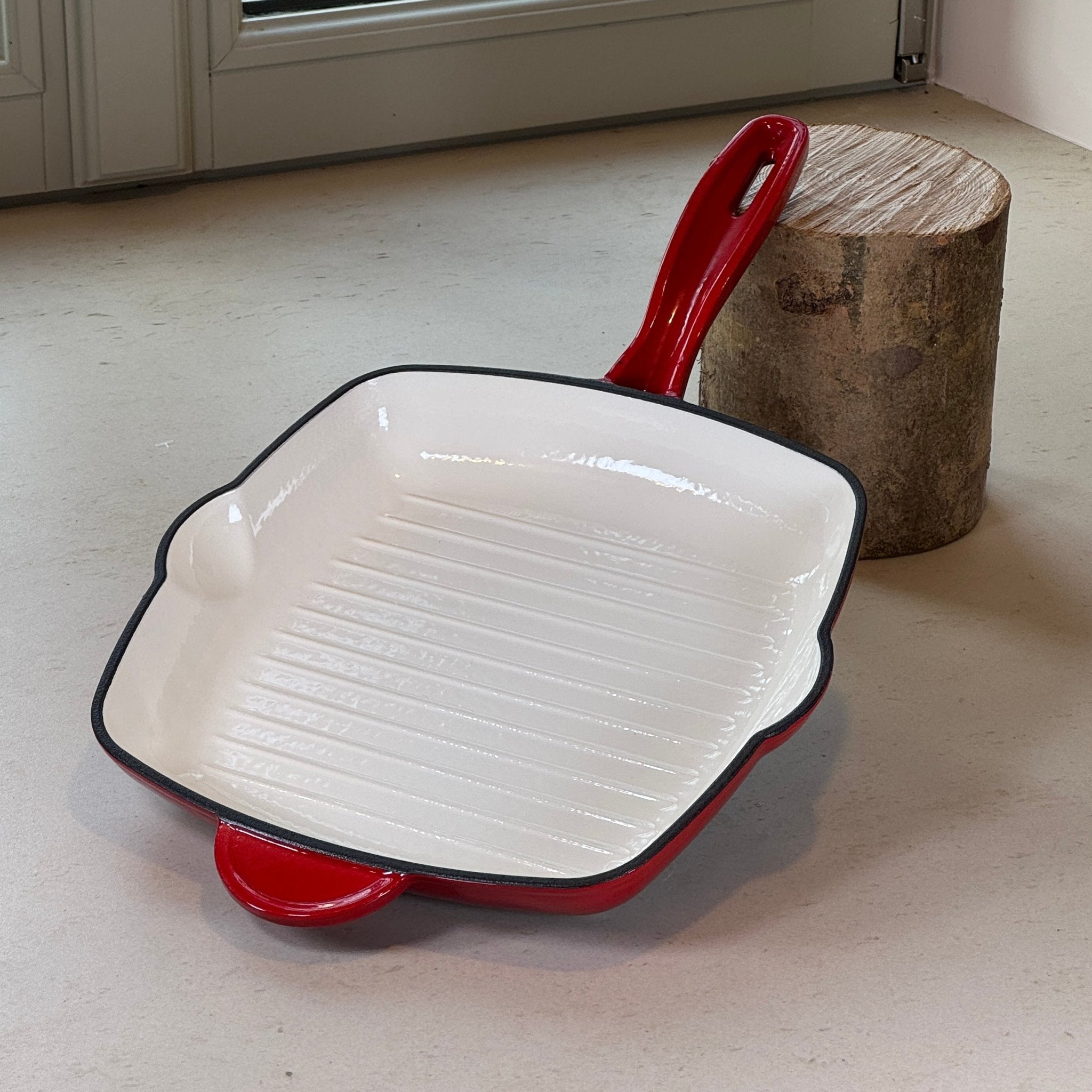 Grill carré en fonte émaillée rouge cerise avec rainures pour une cuisson grillée homogène des viandes et poissons