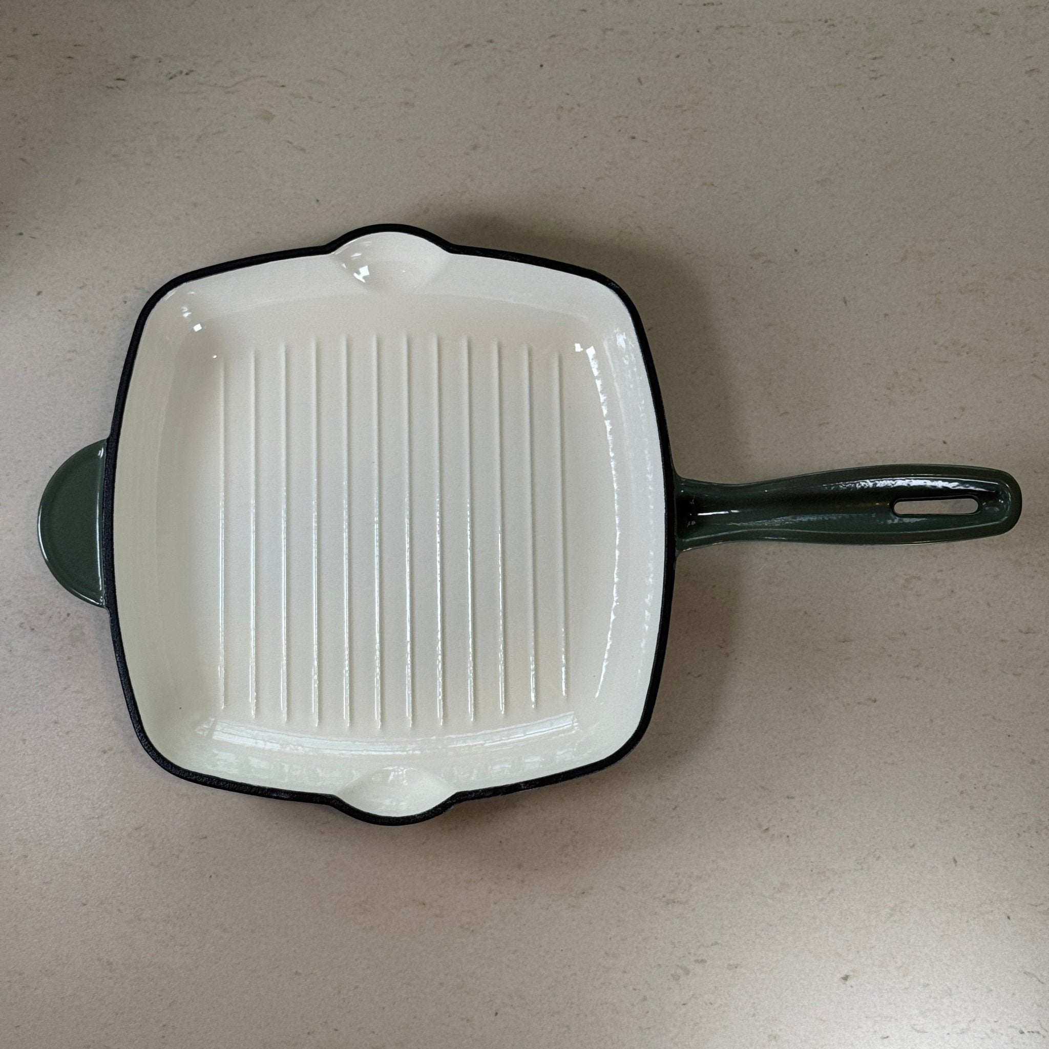 Grill carré en fonte émaillée pour légumes grillés, cuisson saine avec évacuation des graisses grâce aux rainures