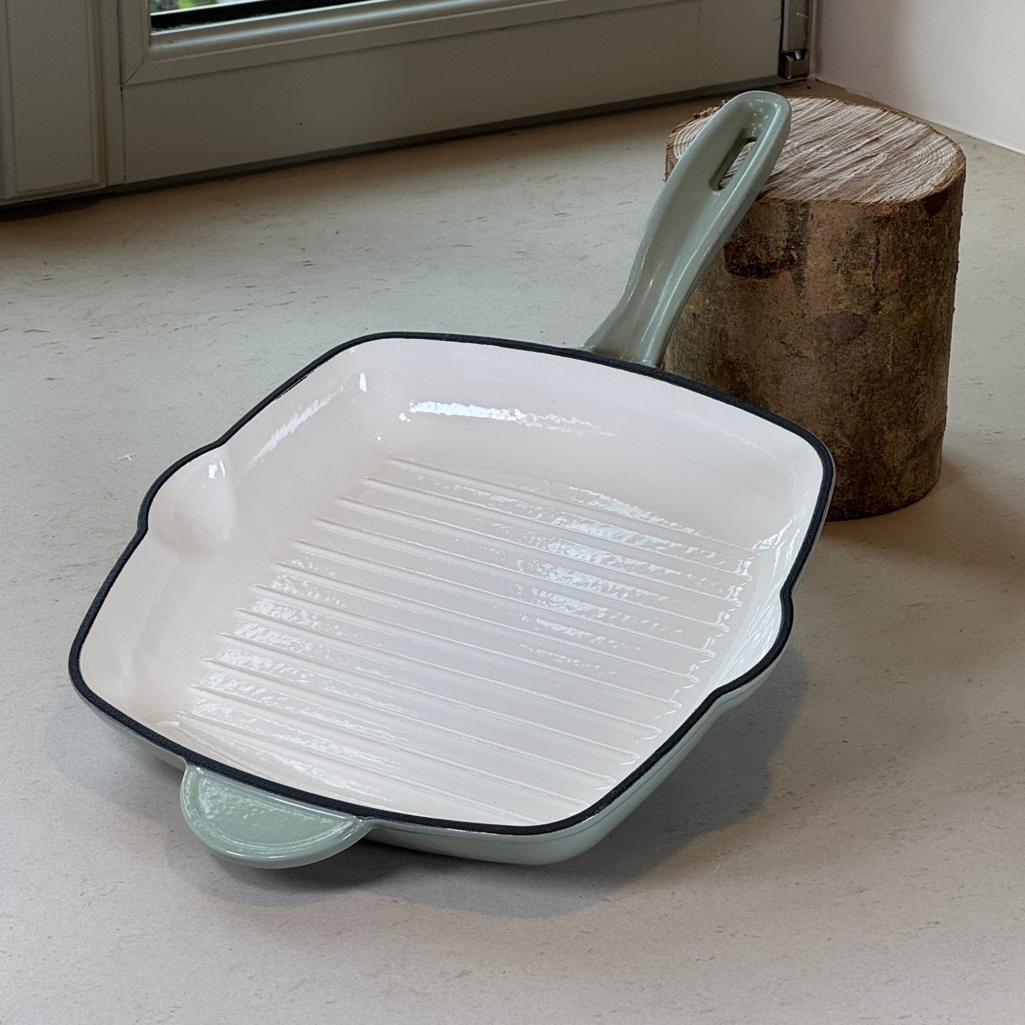 Grill carré en fonte émaillée vert sauge avec rainures pour une cuisson grillée homogène des viandes et poissons