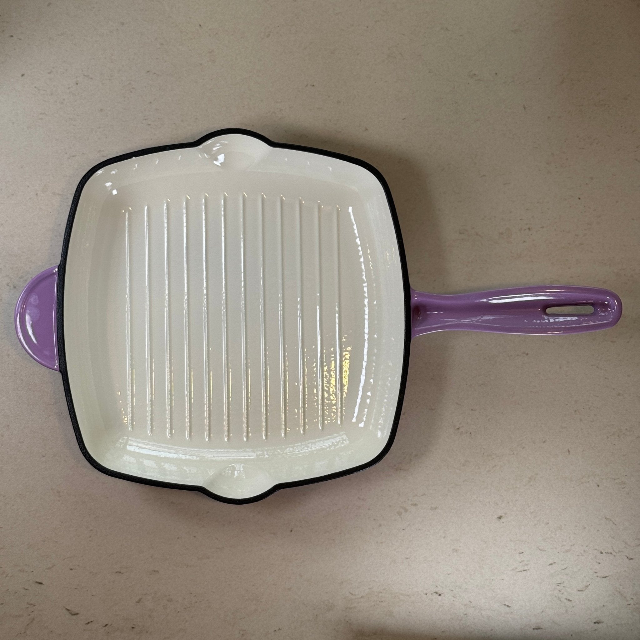 Grill carré en fonte émaillée violet prune pour légumes grillés, cuisson saine avec évacuation des graisses grâce aux rainures