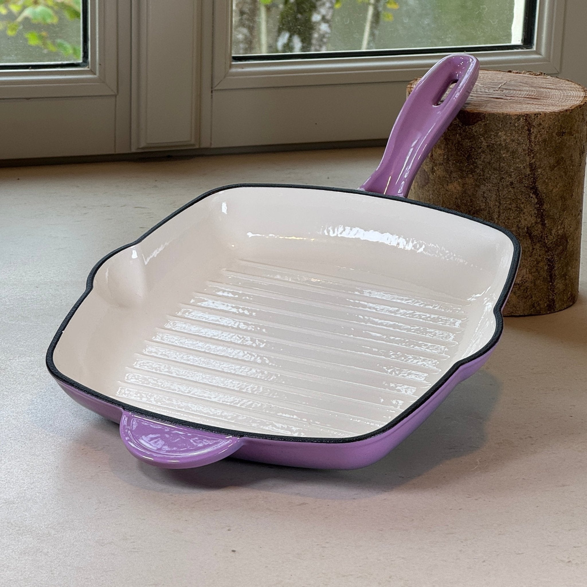 Grill carré en fonte émaillée violet prune avec rainures pour une cuisson grillée homogène des viandes et poissons