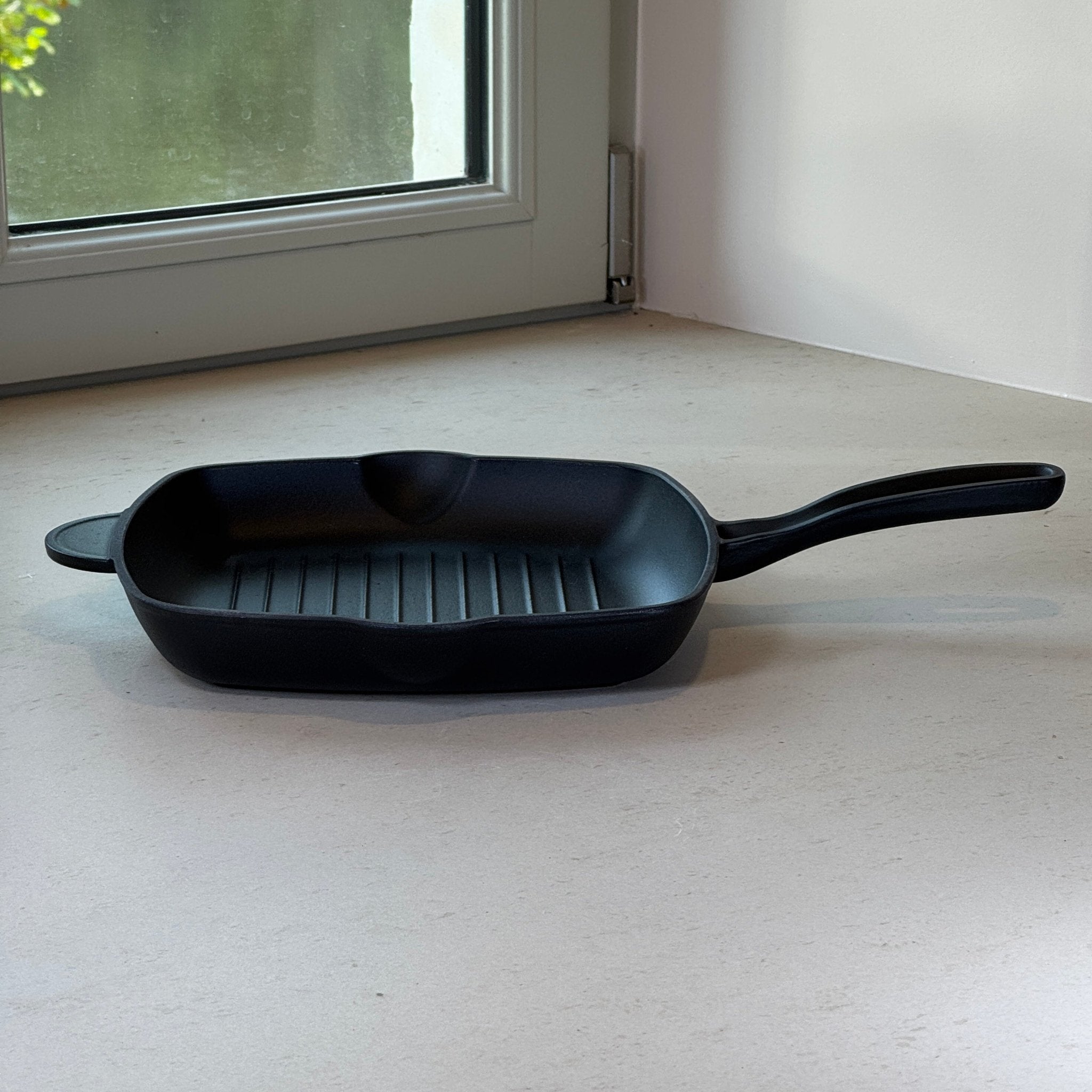 Grill carré en fonte noir mat pour légumes grillés, cuisson saine avec évacuation des graisses grâce aux rainures
