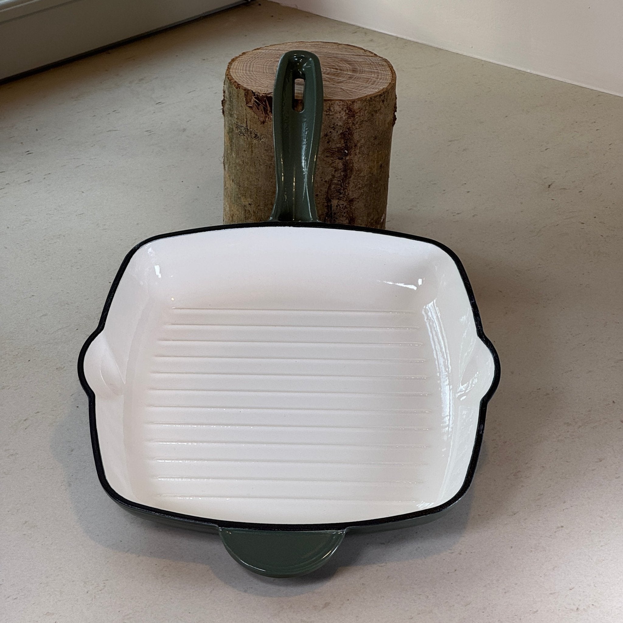 Grill en fonte émaillée vert sapin carré idéal pour cuire steaks, burgers et brochettes comme au barbecue en intérieur