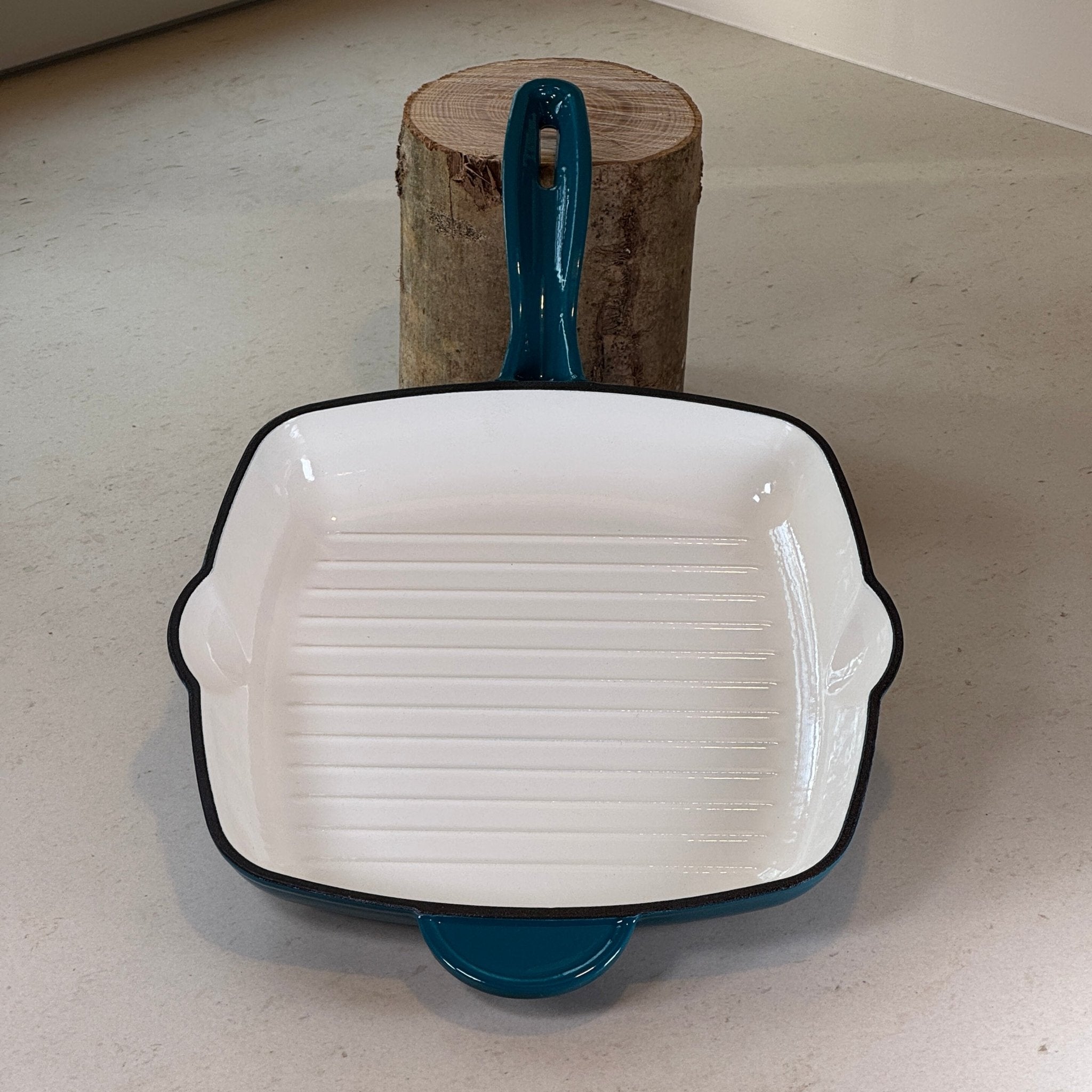 Grill en fonte émaillée bleu cyan carré idéal pour cuire steaks, burgers et brochettes comme au barbecue en intérieur