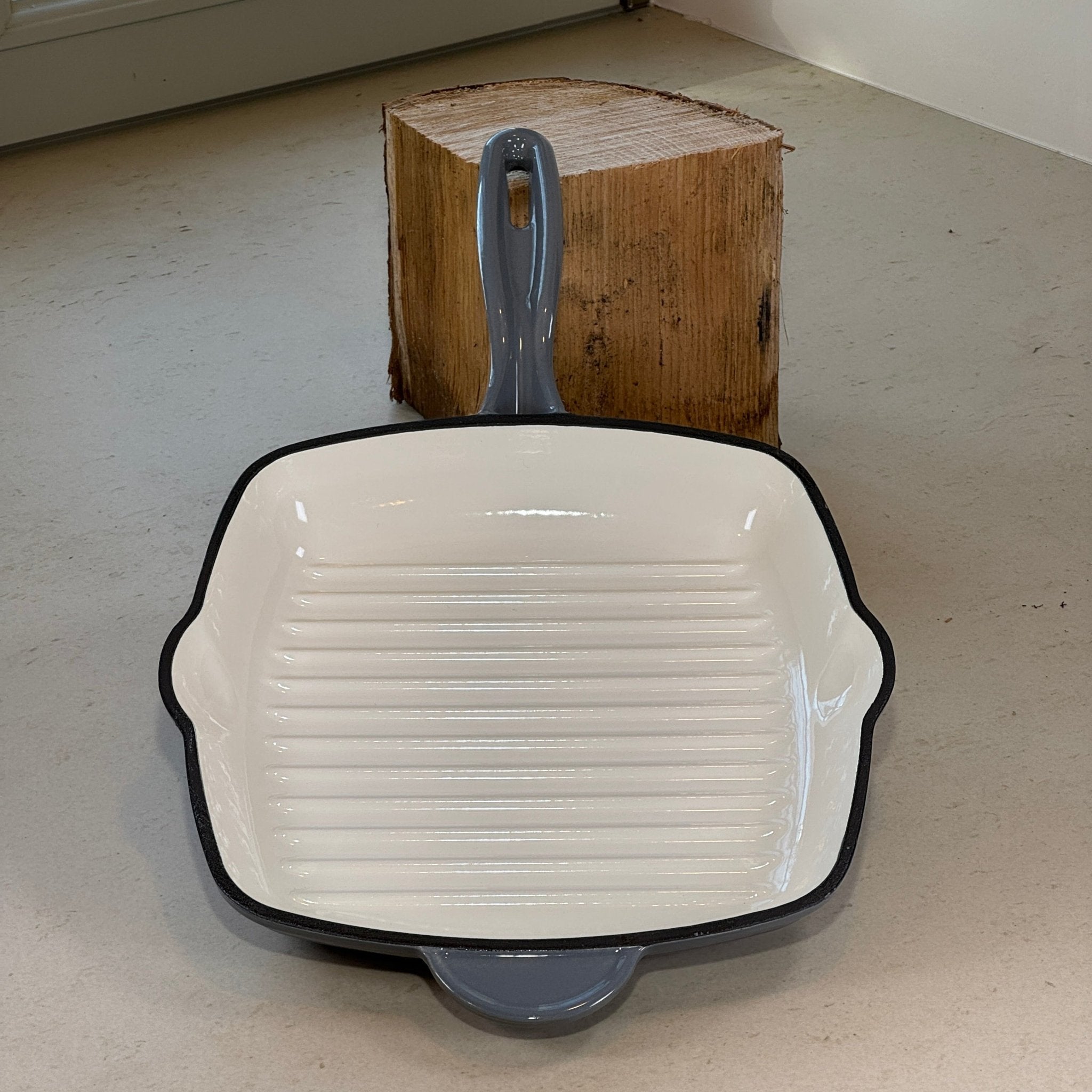 Grill en fonte émaillée gris anthracite carré idéal pour cuire steaks, burgers et brochettes comme au barbecue en intérieur