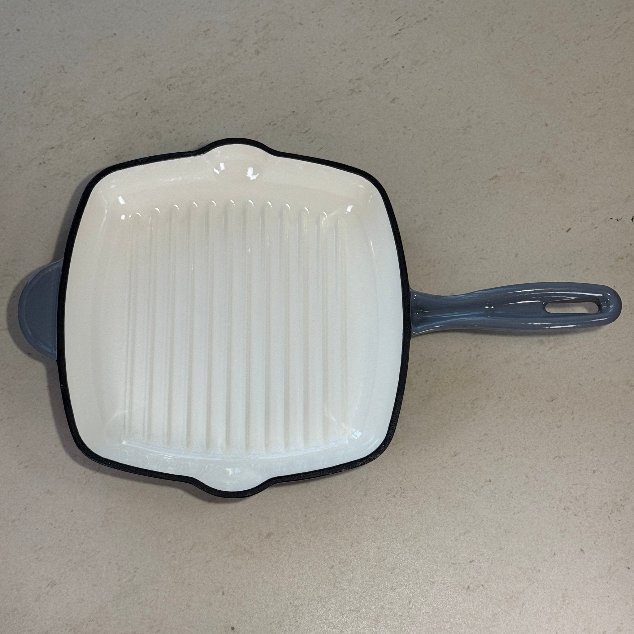 Grill en fonte émaillée gris anthracite avec poignée ergonomique pour grillades estivales, poissons et légumes grillés