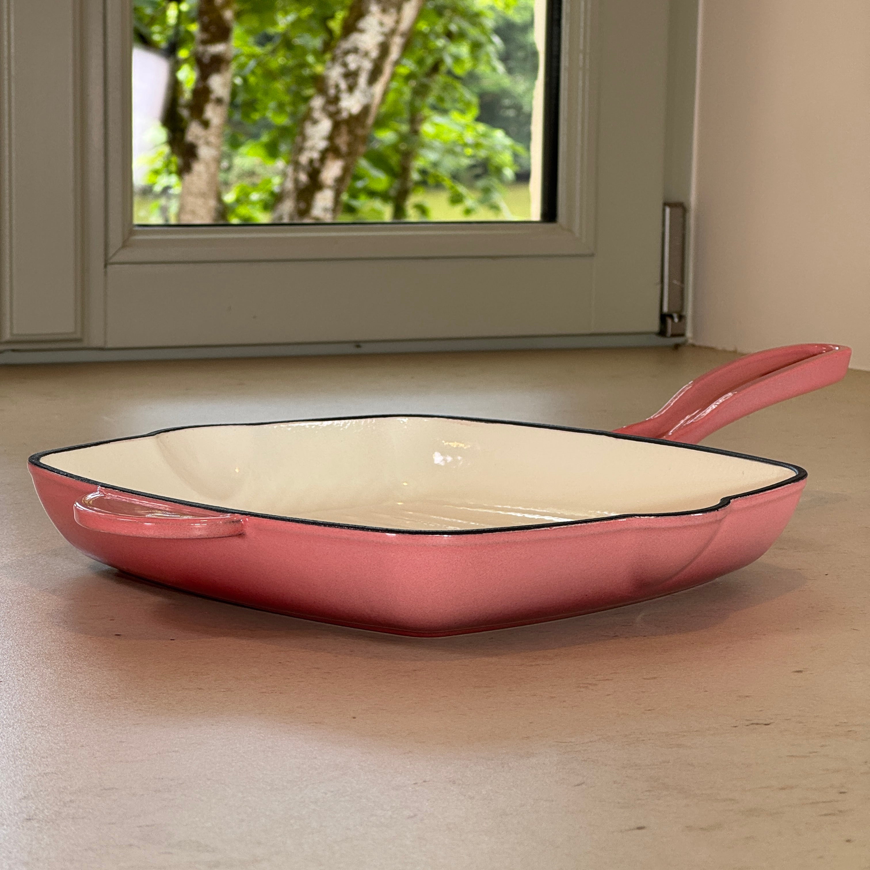 Grill en fonte émaillée rose avec poignée ergonomique pour grillades estivales, poissons et légumes grillés