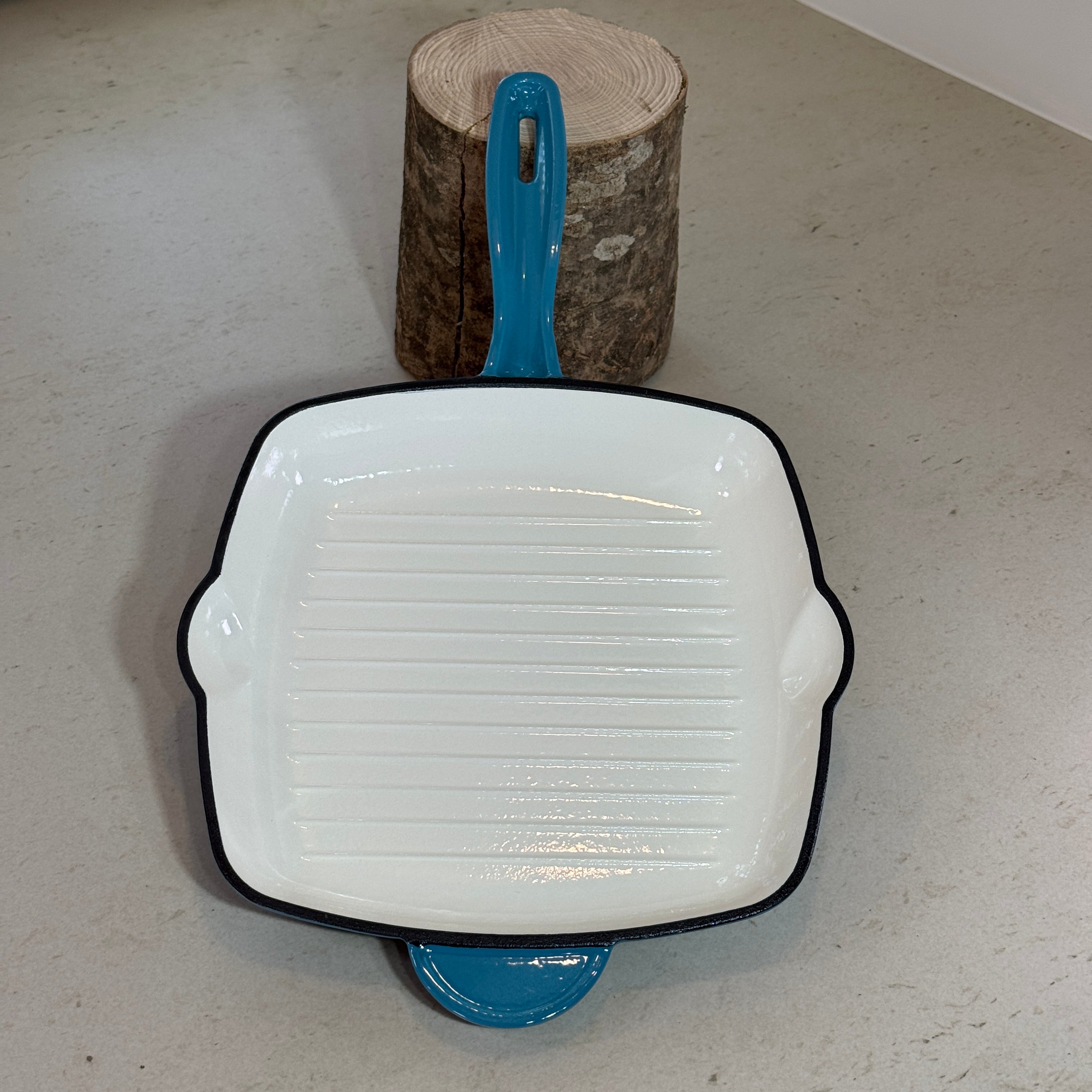 Grill en fonte émaillée turquoise carré idéal pour cuire steaks, burgers et brochettes comme au barbecue en intérieur