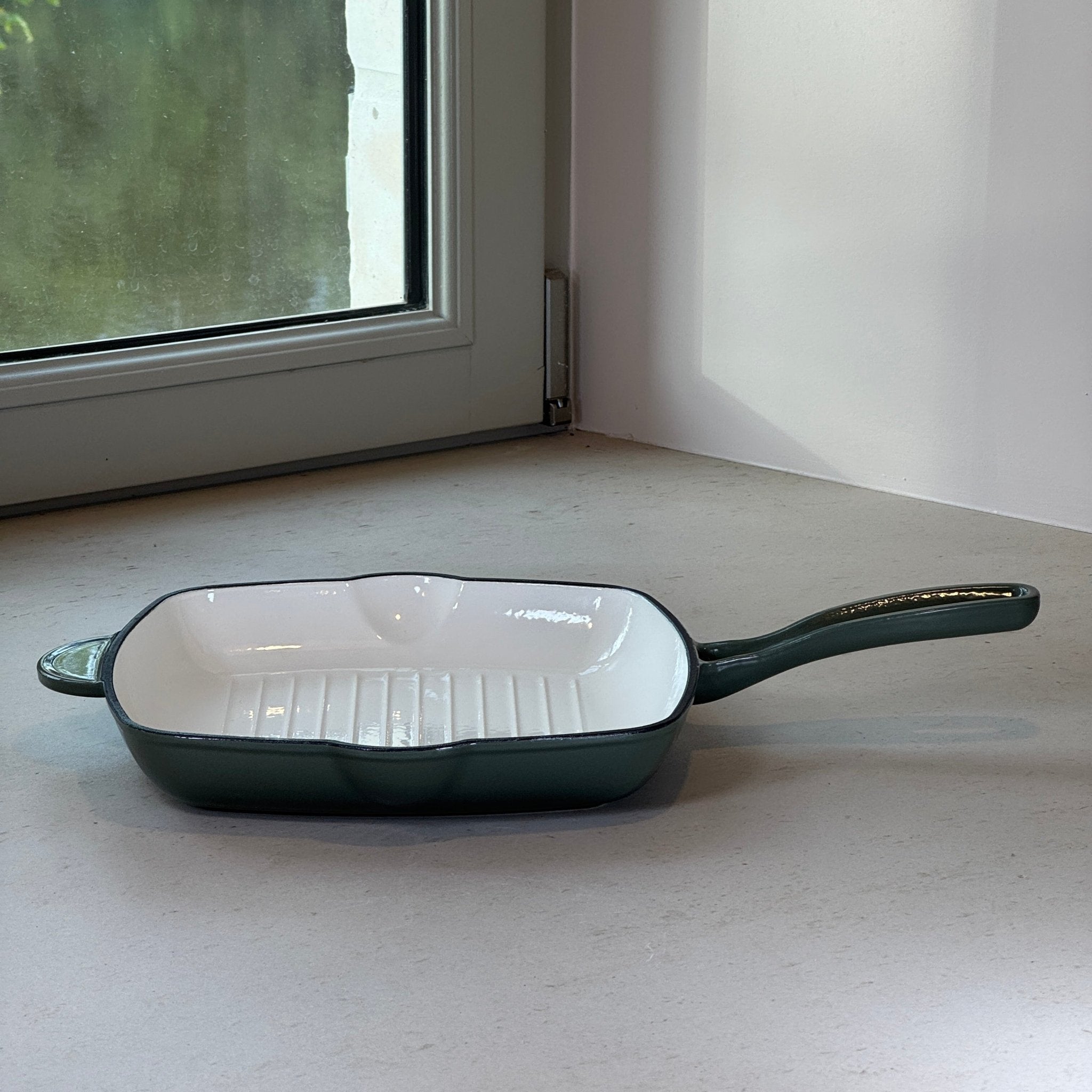Grill en fonte émaillée vert sapin avec poignée ergonomique pour grillades estivales, poissons et légumes grillés