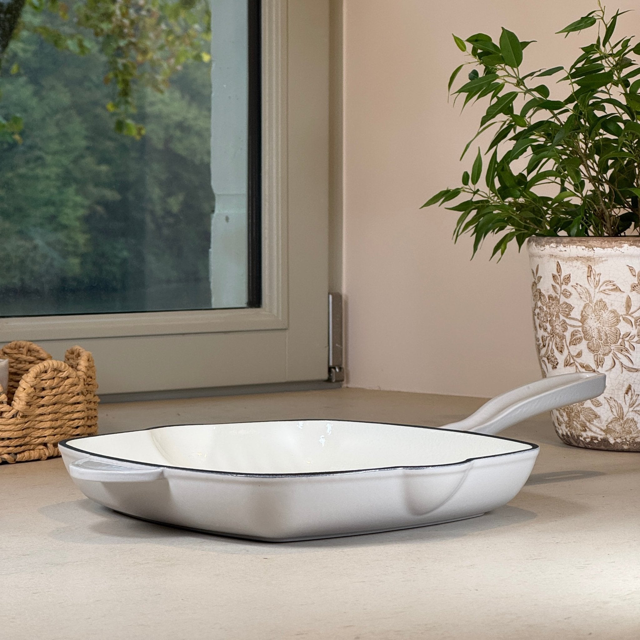 Grill rainuré en fonte émaillée Gris Meringue pour cuisson saine des viandes et légumes