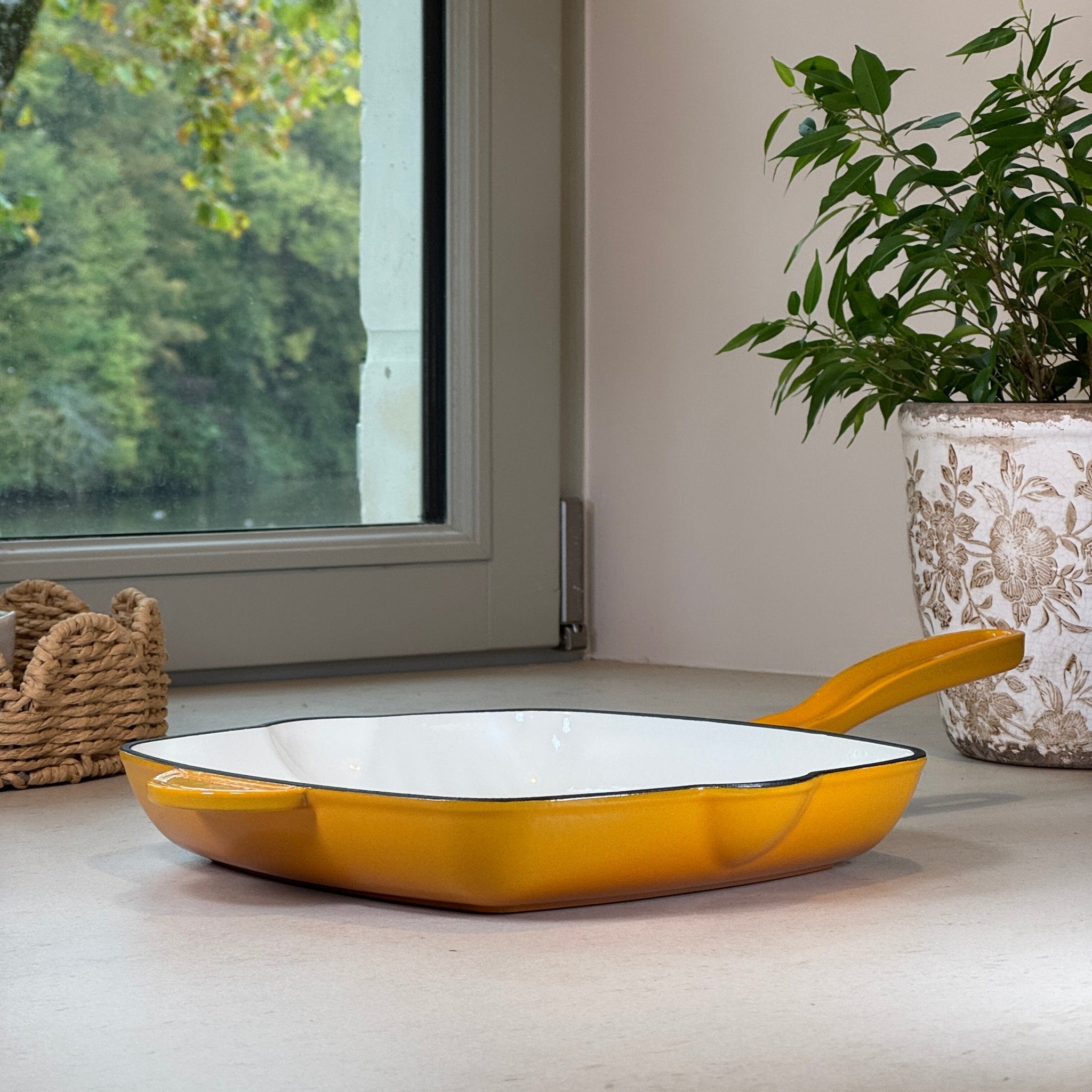 Grill rainuré en fonte émaillée Jaune Moutarde pour cuisson saine des viandes et légumes