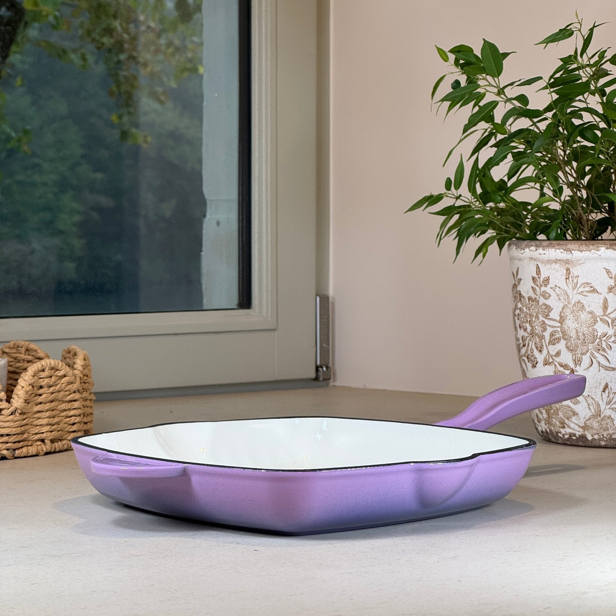 Grill rainuré en fonte émaillée Violet Prune pour cuisson saine des viandes et légumes