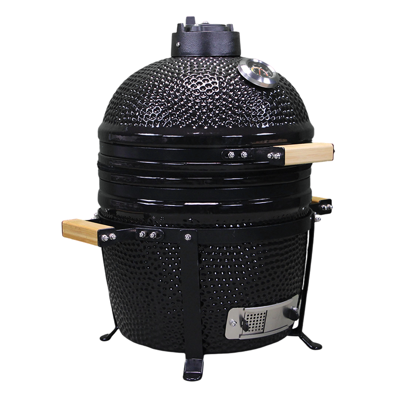 Barbecue kamado noir 15 pouces fermé en céramique avec poignées en bois et thermomètre intégré.