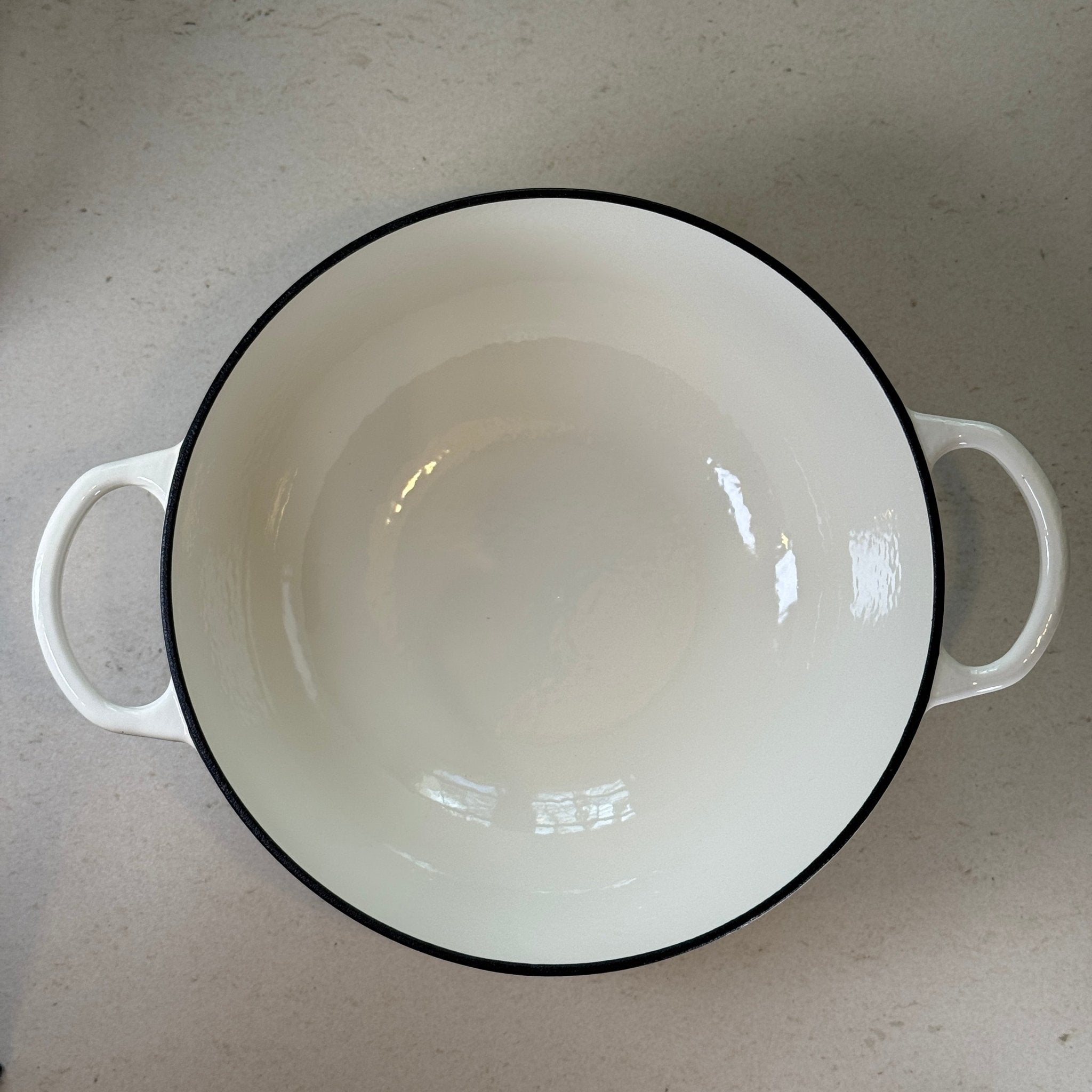 Marmite ronde en fonte émaillée blanc vanille adaptée à la cuisson de sauces, béchamel et préparations à base de lait