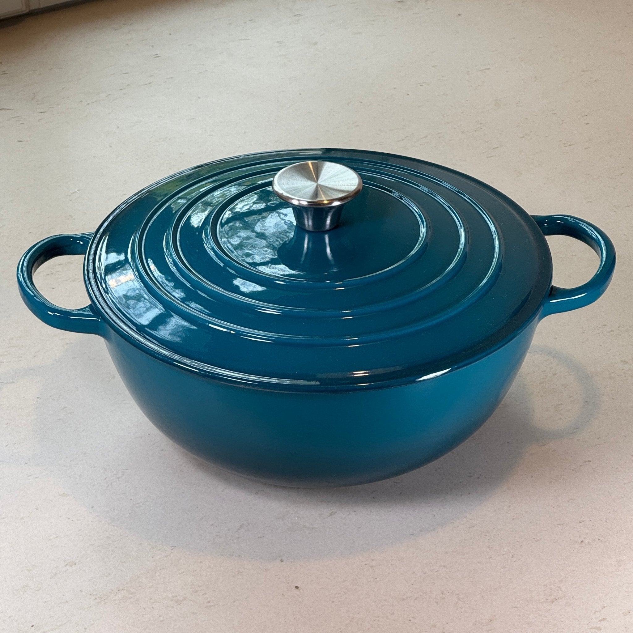 Marmite en fonte émaillée bleu cyan avec couvercle sans picots idéale pour préserver la texture des crèmes et sauces lactées