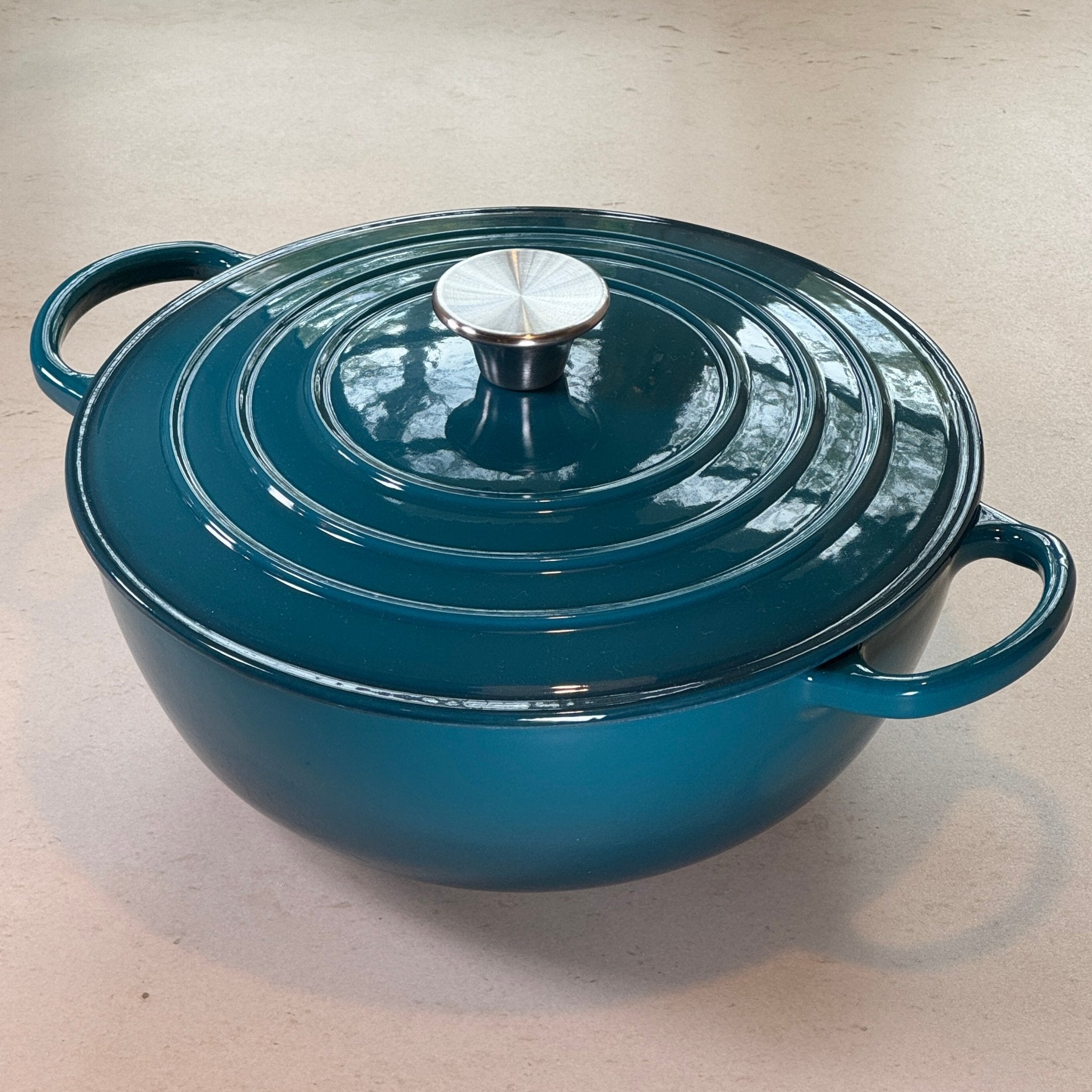 Marmite en fonte émaillée bleu cyan parfaite pour risotto crémeux, soupes maison et préparations onctueuses