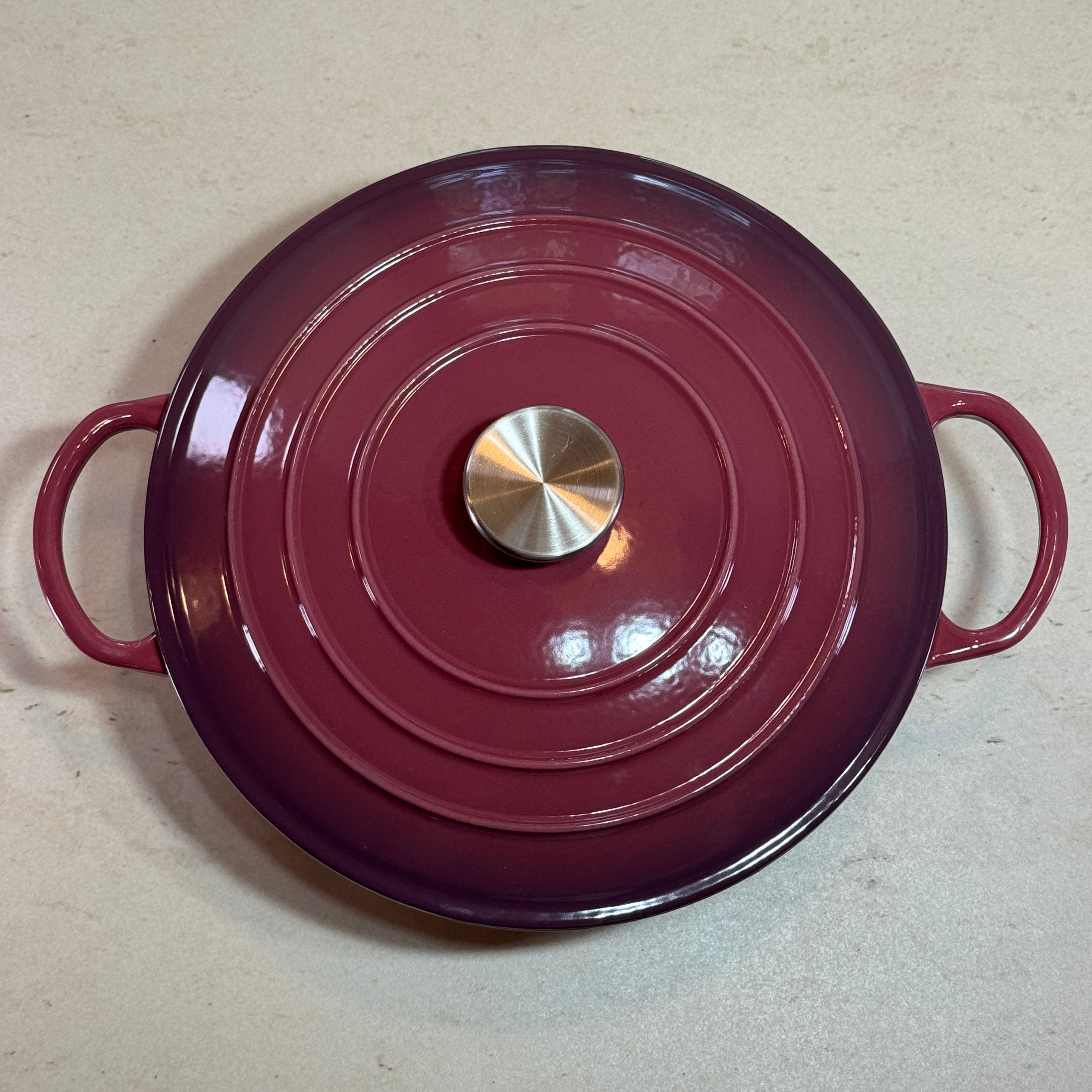 Marmite ronde en fonte émaillée figue adaptée à la cuisson de sauces, béchamel et préparations à base de lait
