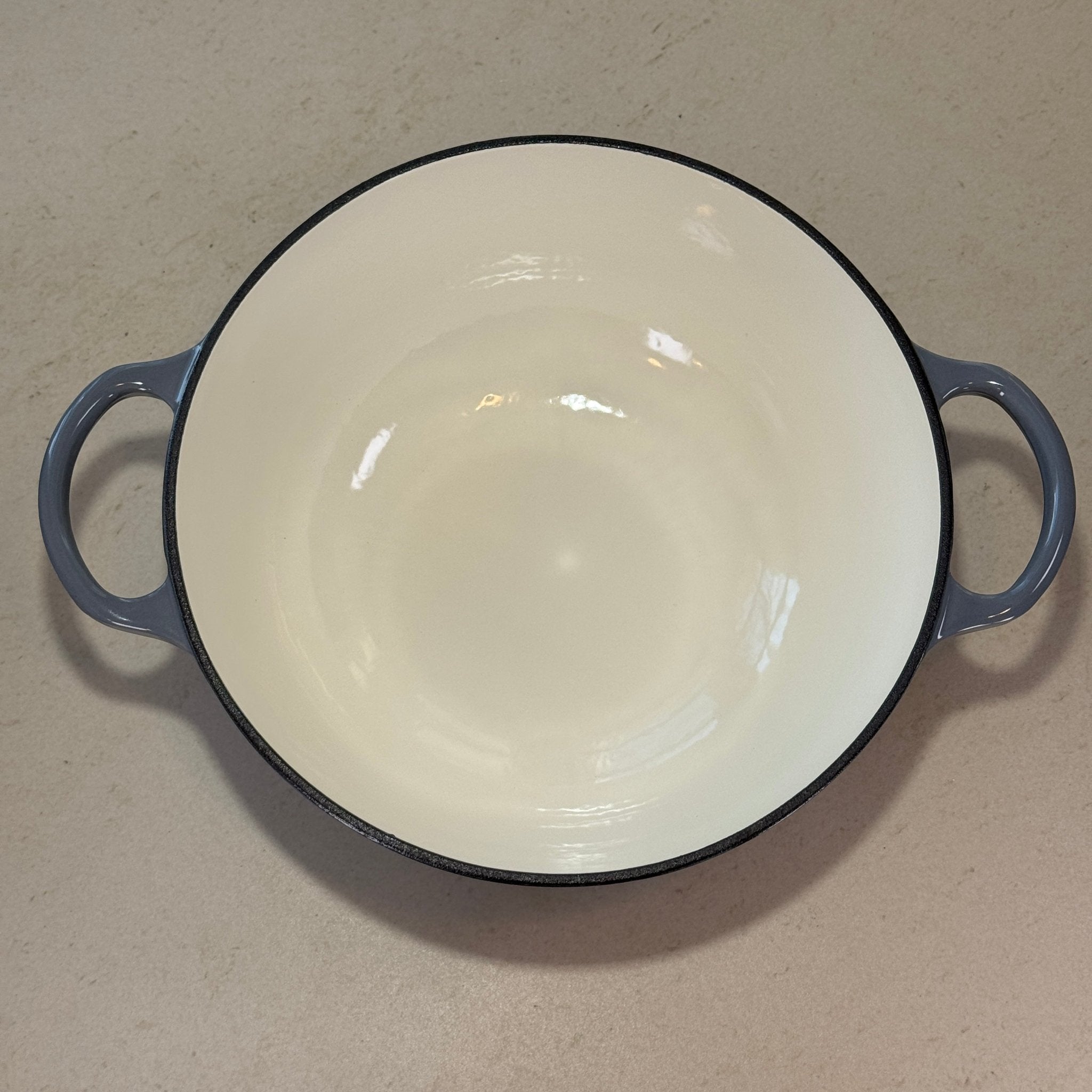 Marmite en fonte émaillée gris anthracite à bords arrondis facilitant le mélange des potages, veloutés et crèmes dessert