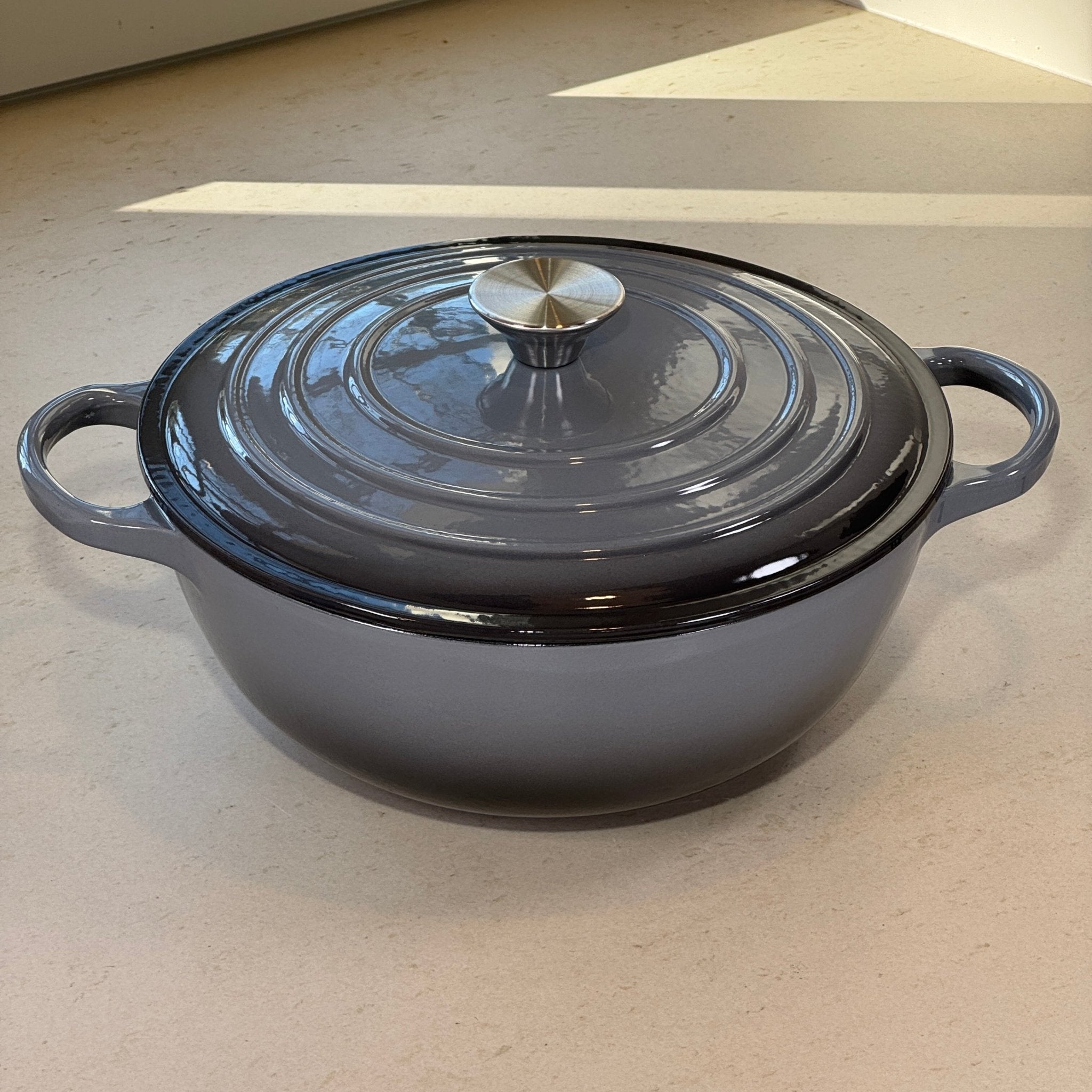 Marmite en fonte émaillée gris anthracite avec couvercle sans picots idéale pour préserver la texture des crèmes et sauces lactées