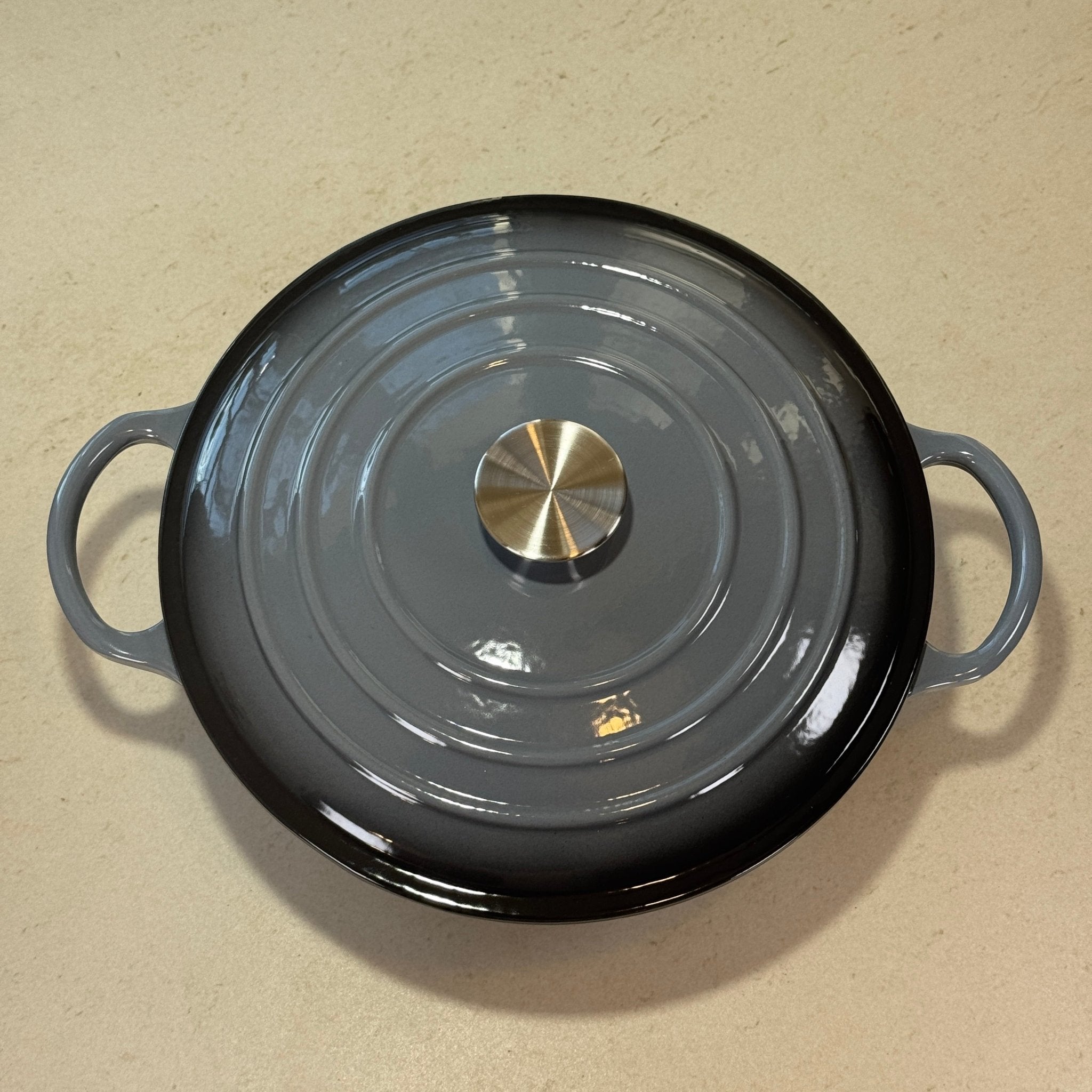 Marmite ronde en fonte émaillée gris anthracite adaptée à la cuisson de sauces, béchamel et préparations à base de lait