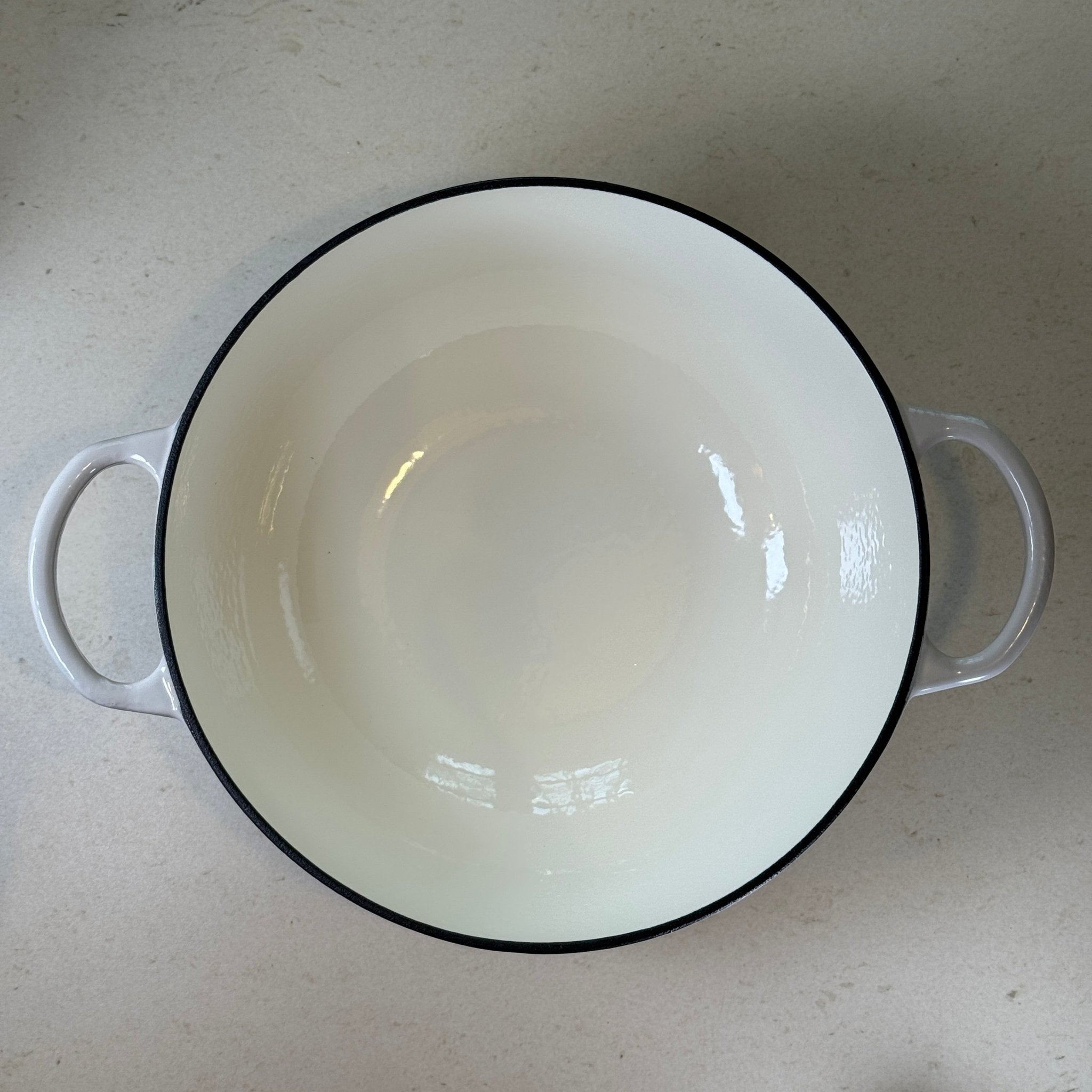 Marmite en fonte émaillée gris meringue à bords arrondis facilitant le mélange des potages, veloutés et crèmes dessert