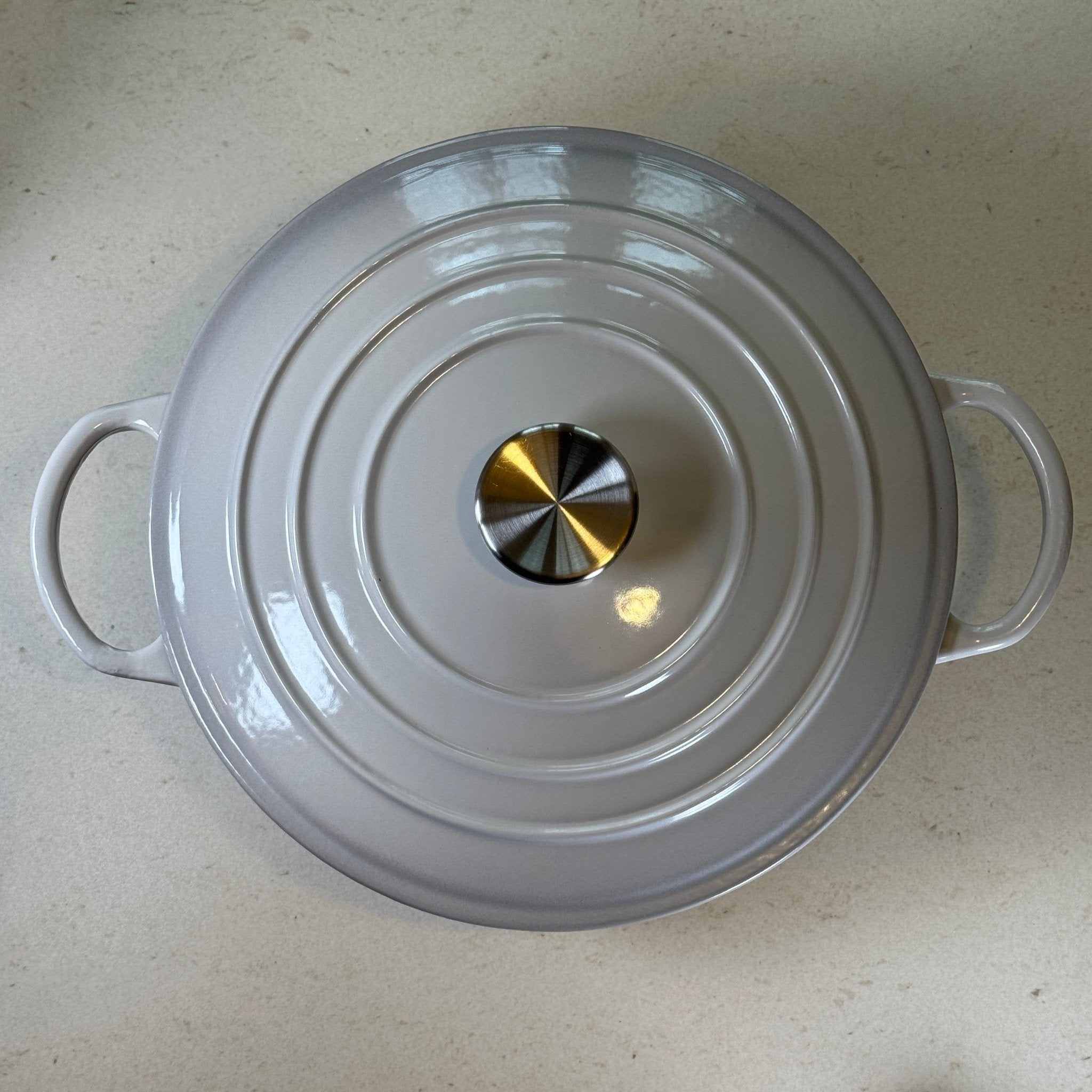 Marmite ronde en fonte émaillée gris meringue adaptée à la cuisson de sauces, béchamel et préparations à base de lait