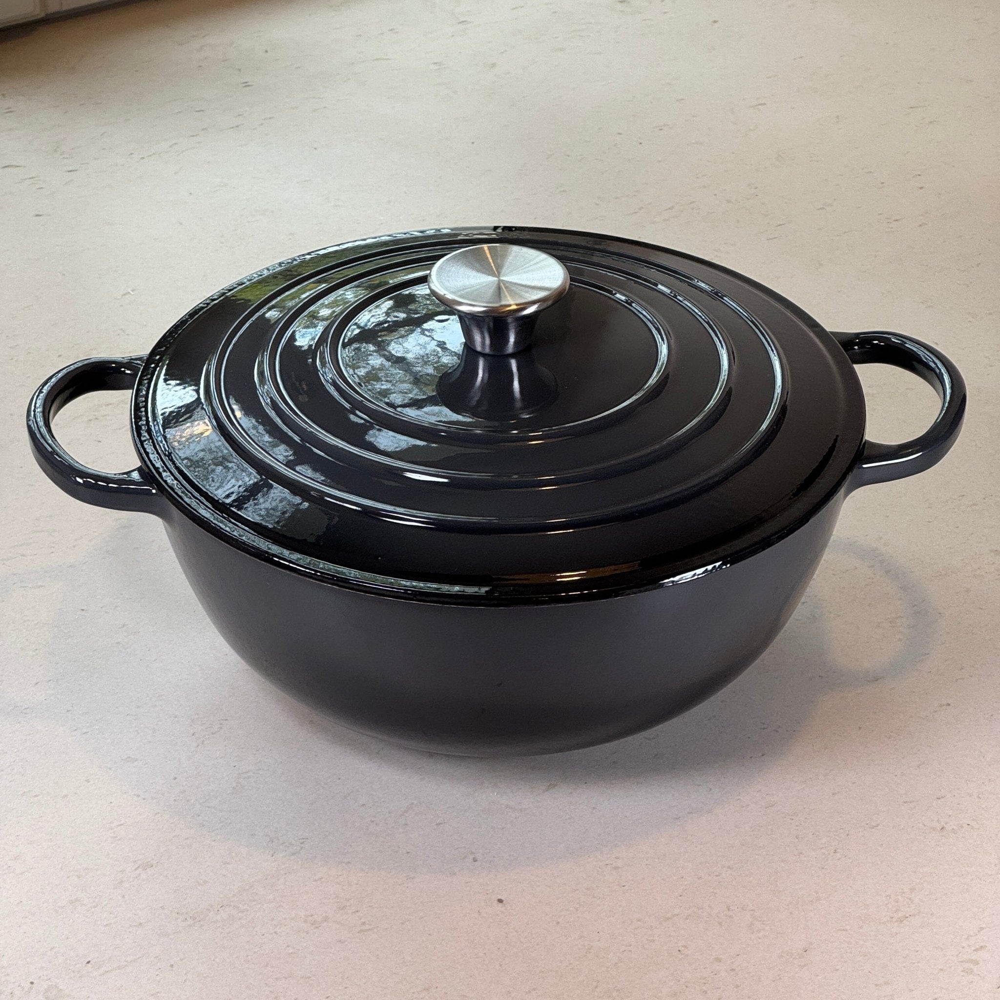 Marmite en fonte émaillée gris truffe avec couvercle sans picots idéale pour préserver la texture des crèmes et sauces lactées