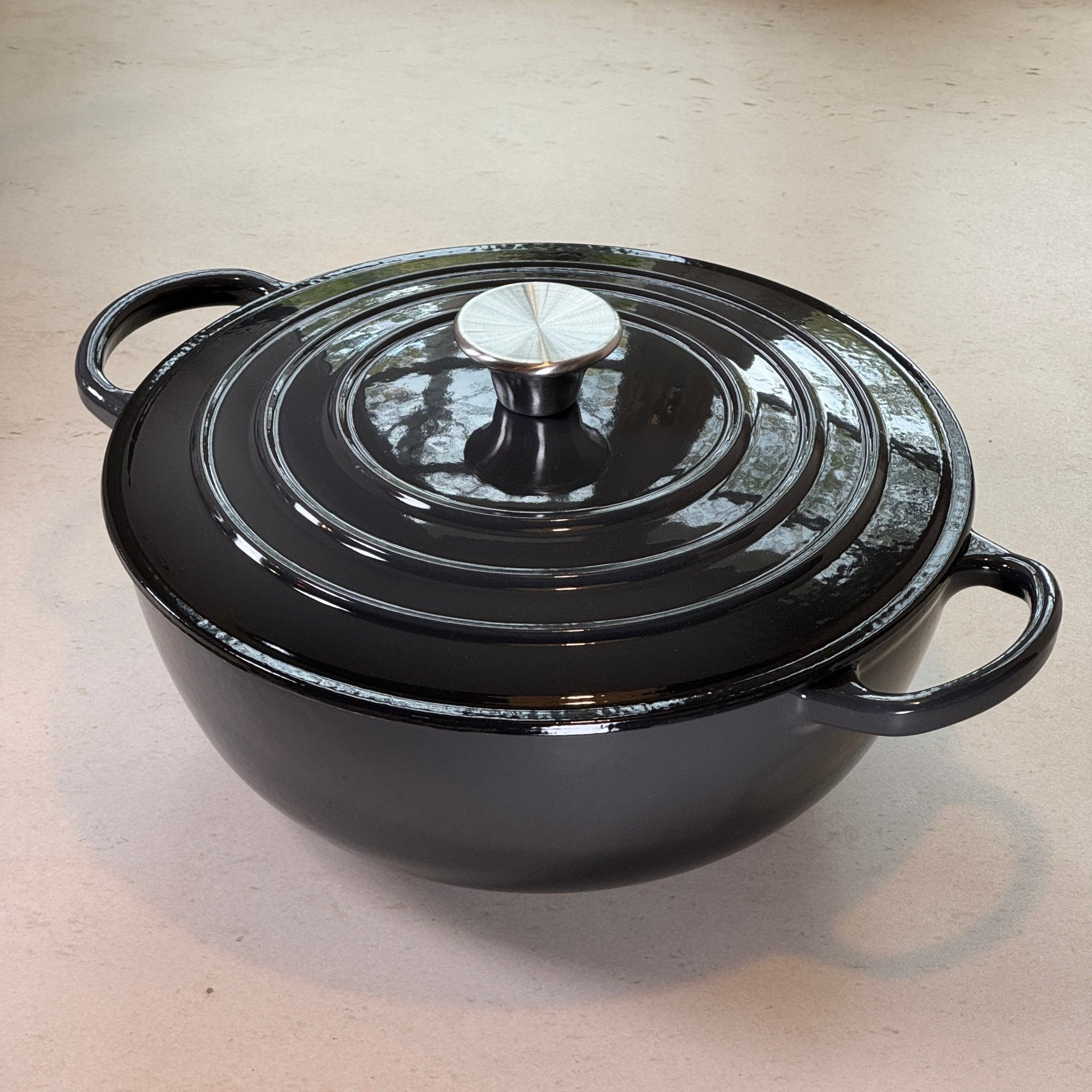 Marmite en fonte émaillée gris truffe parfaite pour risotto crémeux, soupes maison et préparations onctueuses