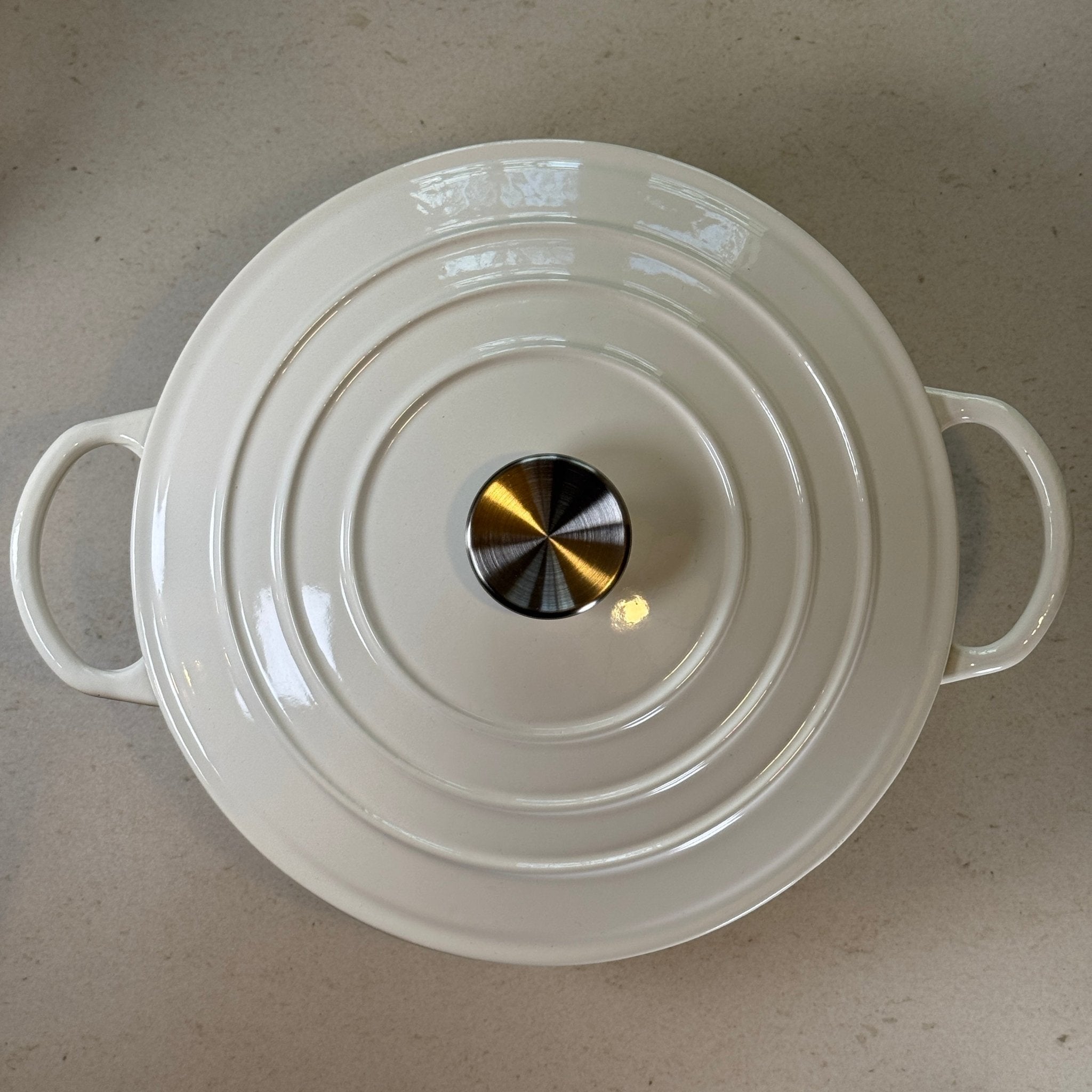 Marmite en fonte émaillée blanc vanille parfaite pour risotto crémeux, soupes maison et préparations onctueuses