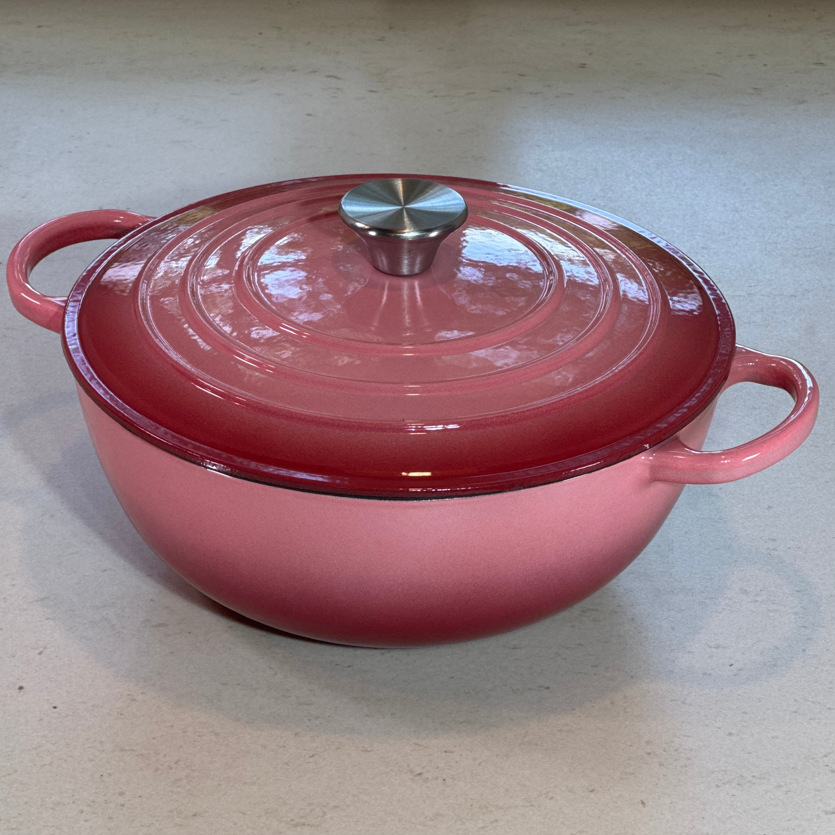 Marmite en fonte émaillée rose parfaite pour risotto crémeux, soupes maison et préparations onctueuses