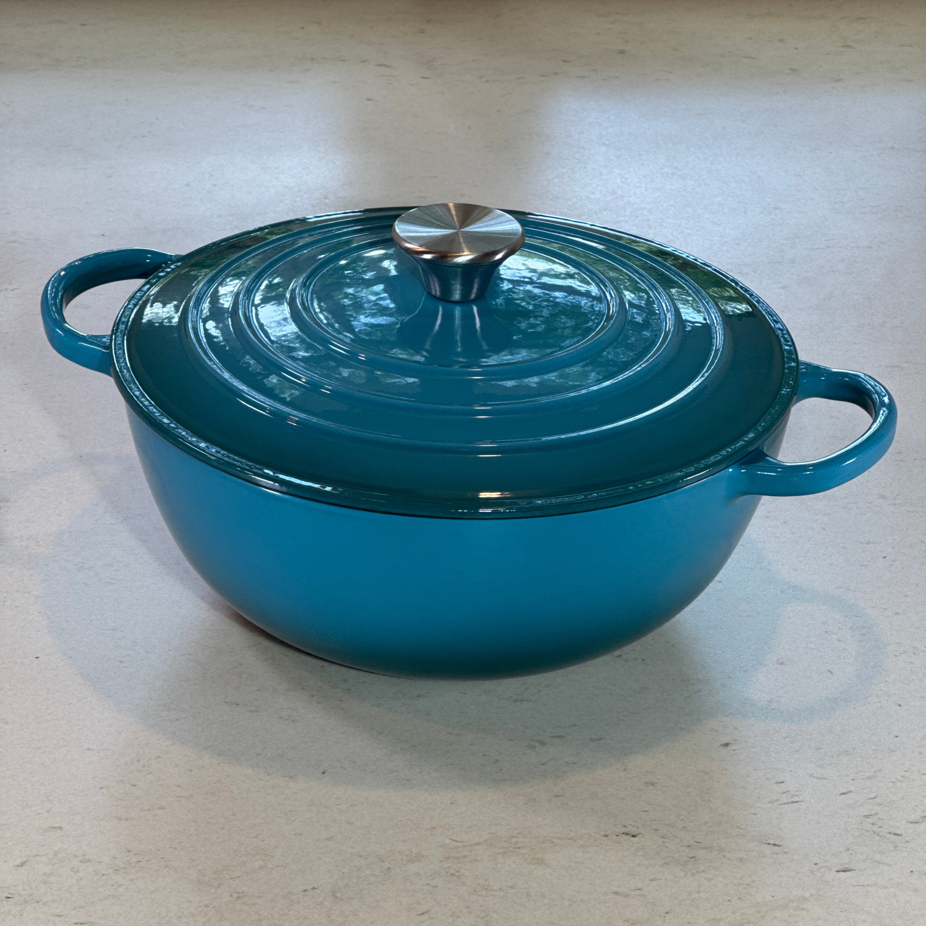Marmite en fonte émaillée turquoise parfaite pour risotto crémeux, soupes maison et préparations onctueuses
