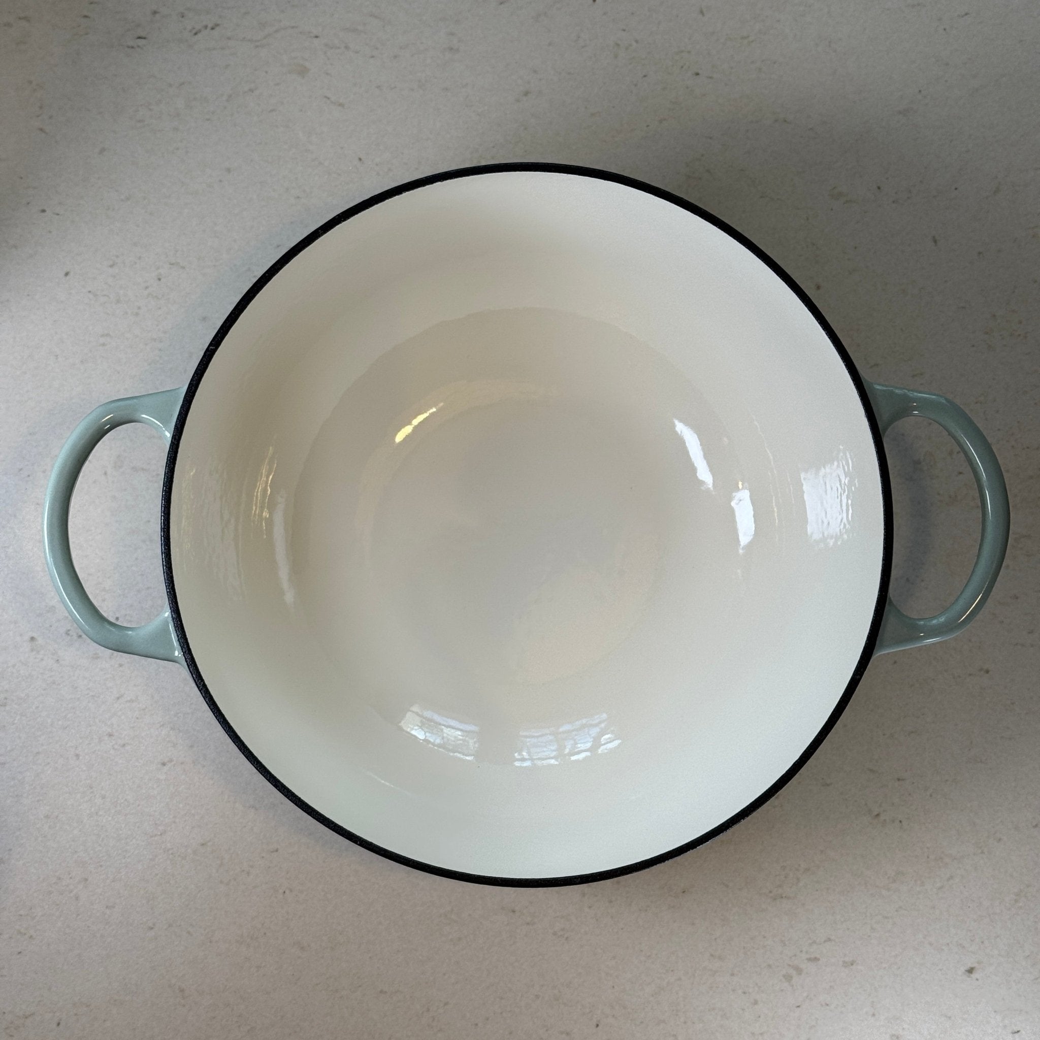 Marmite en fonte émaillée vert sauge à bords arrondis facilitant le mélange des potages, veloutés et crèmes dessert