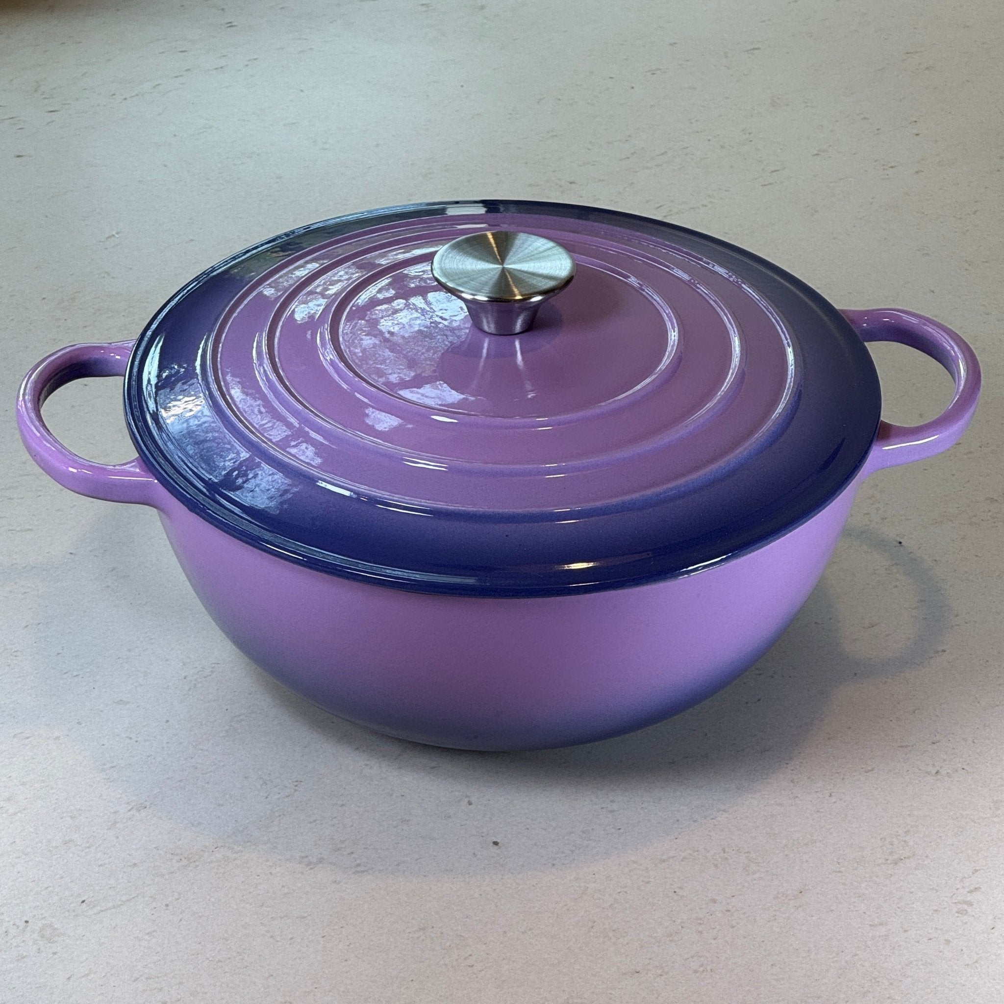 Marmite en fonte émaillée Violet Prune avec couvercle sans picots idéale pour préserver la texture des crèmes et sauces lactées