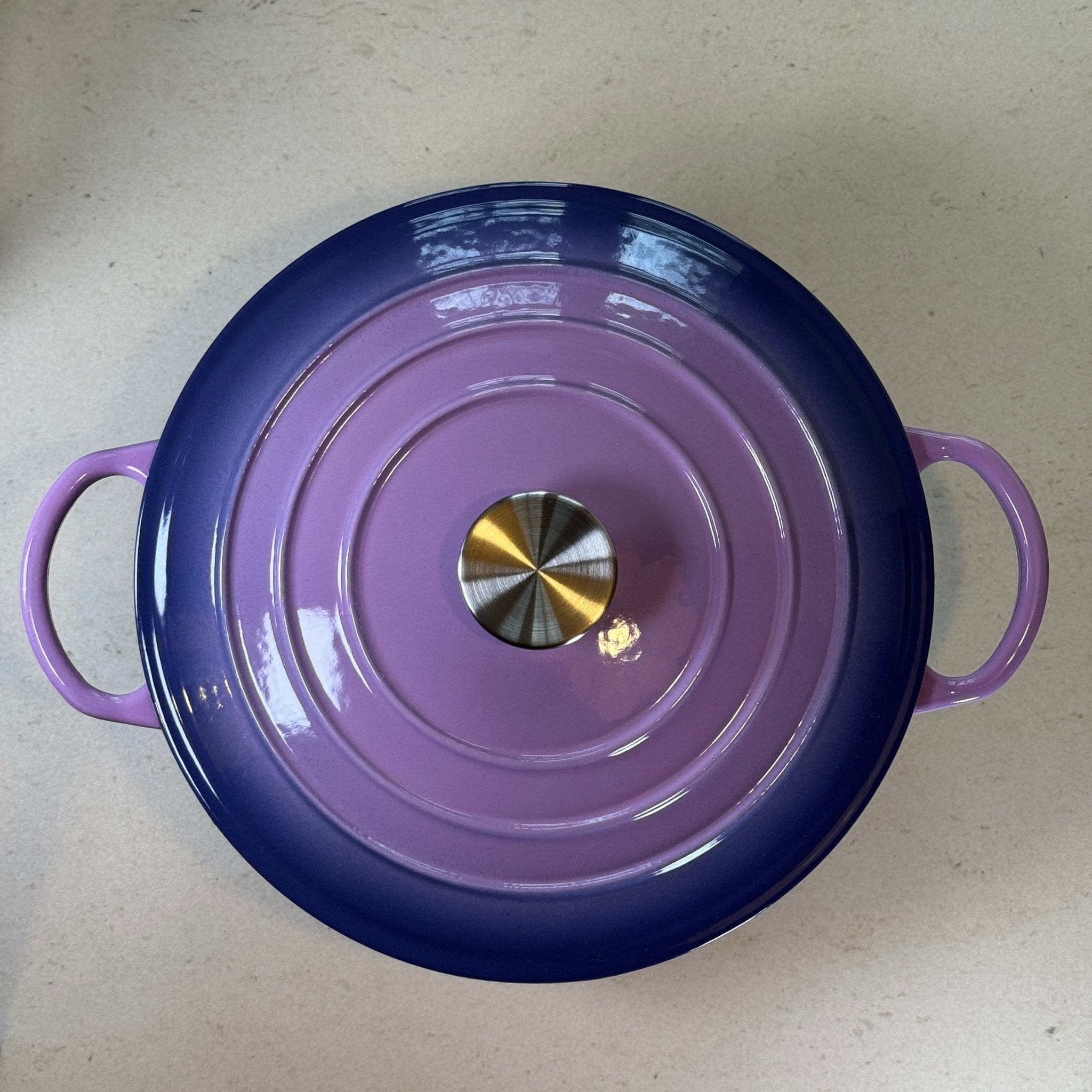 Marmite ronde en fonte émaillée Violet Prune adaptée à la cuisson de sauces, béchamel et préparations à base de lait