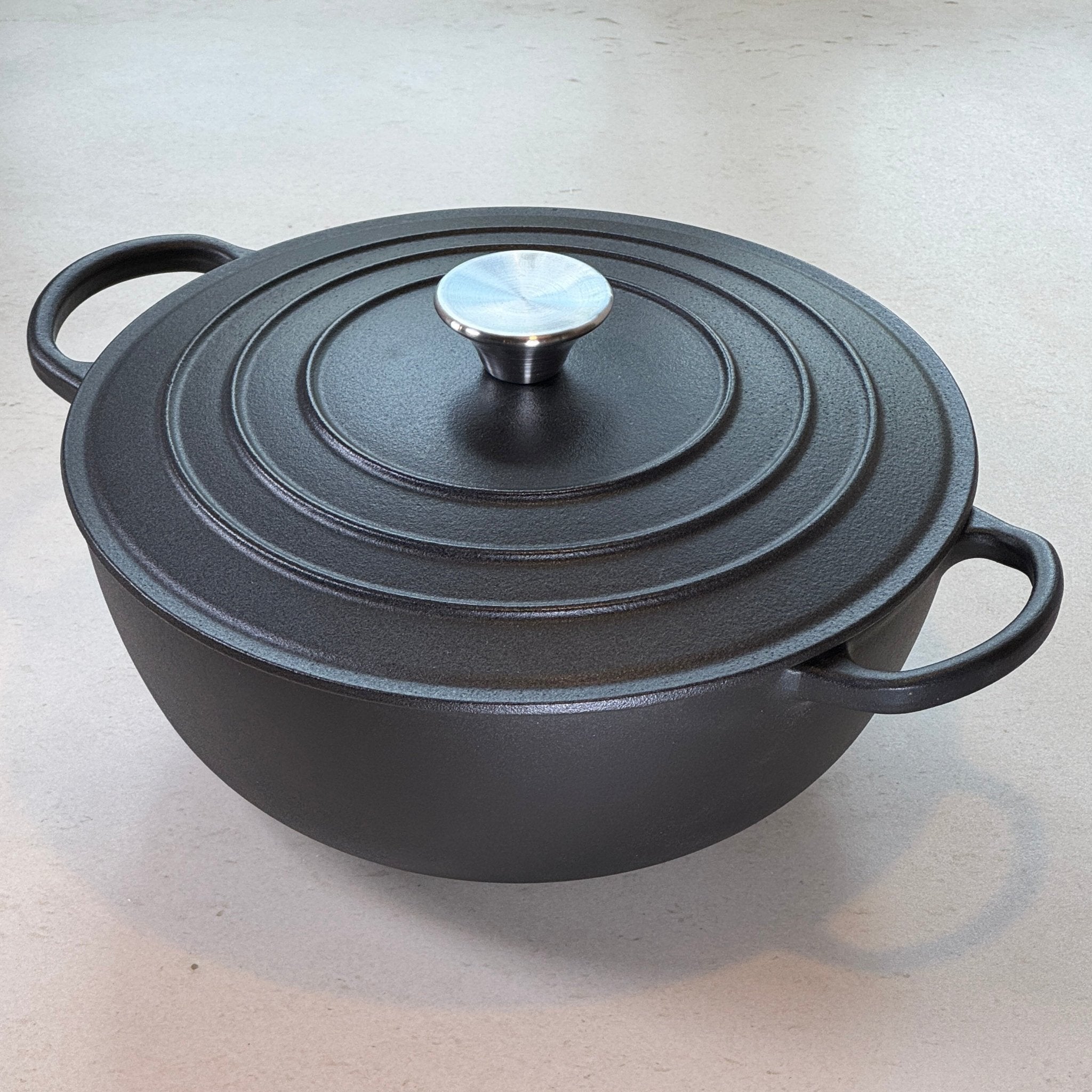 Marmite en fonte noir mat parfaite pour risotto crémeux, soupes maison et préparations onctueuses