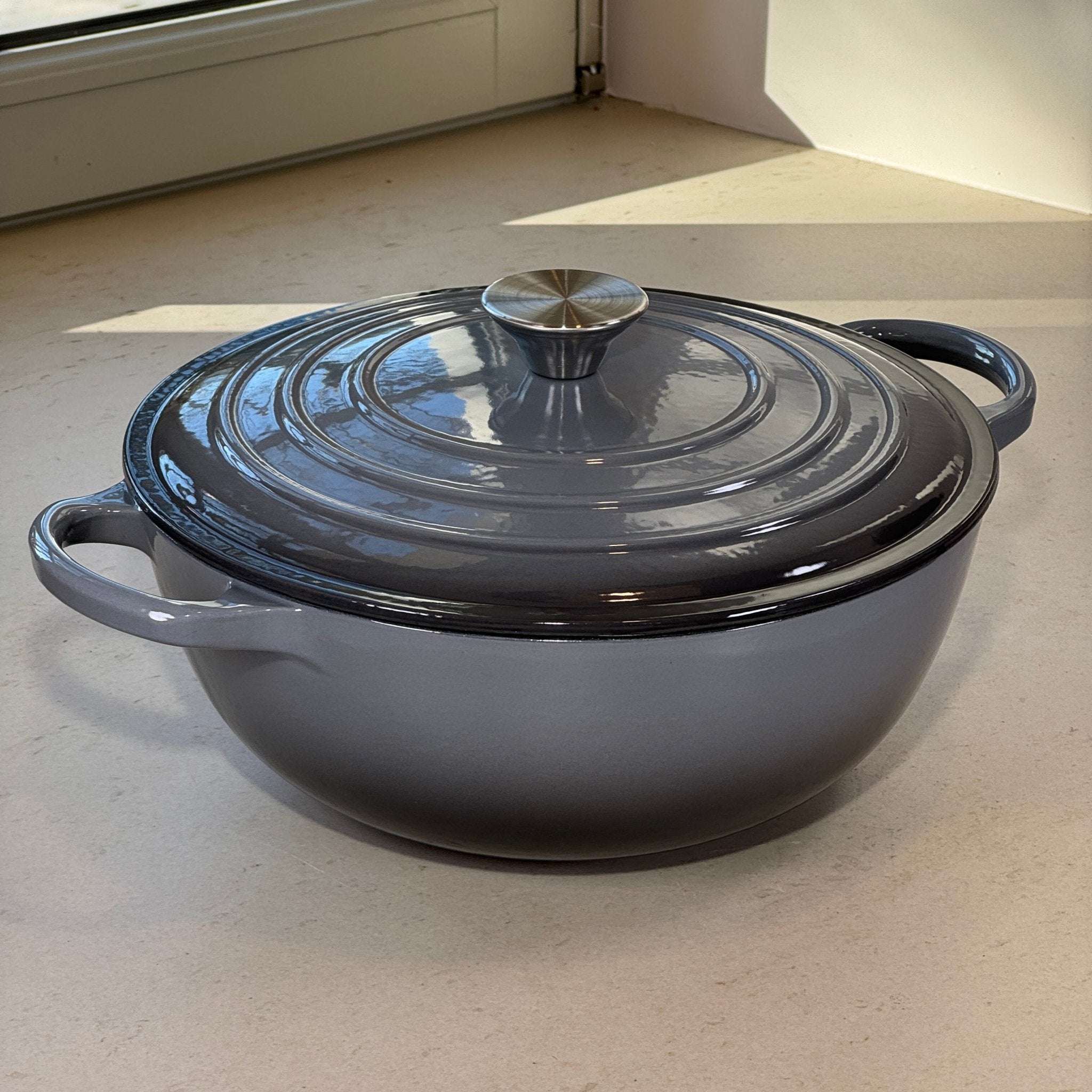 Marmite ronde en fonte émaillée gris anthracite conçue pour une cuisson douce et maîtrisée des préparations liquides