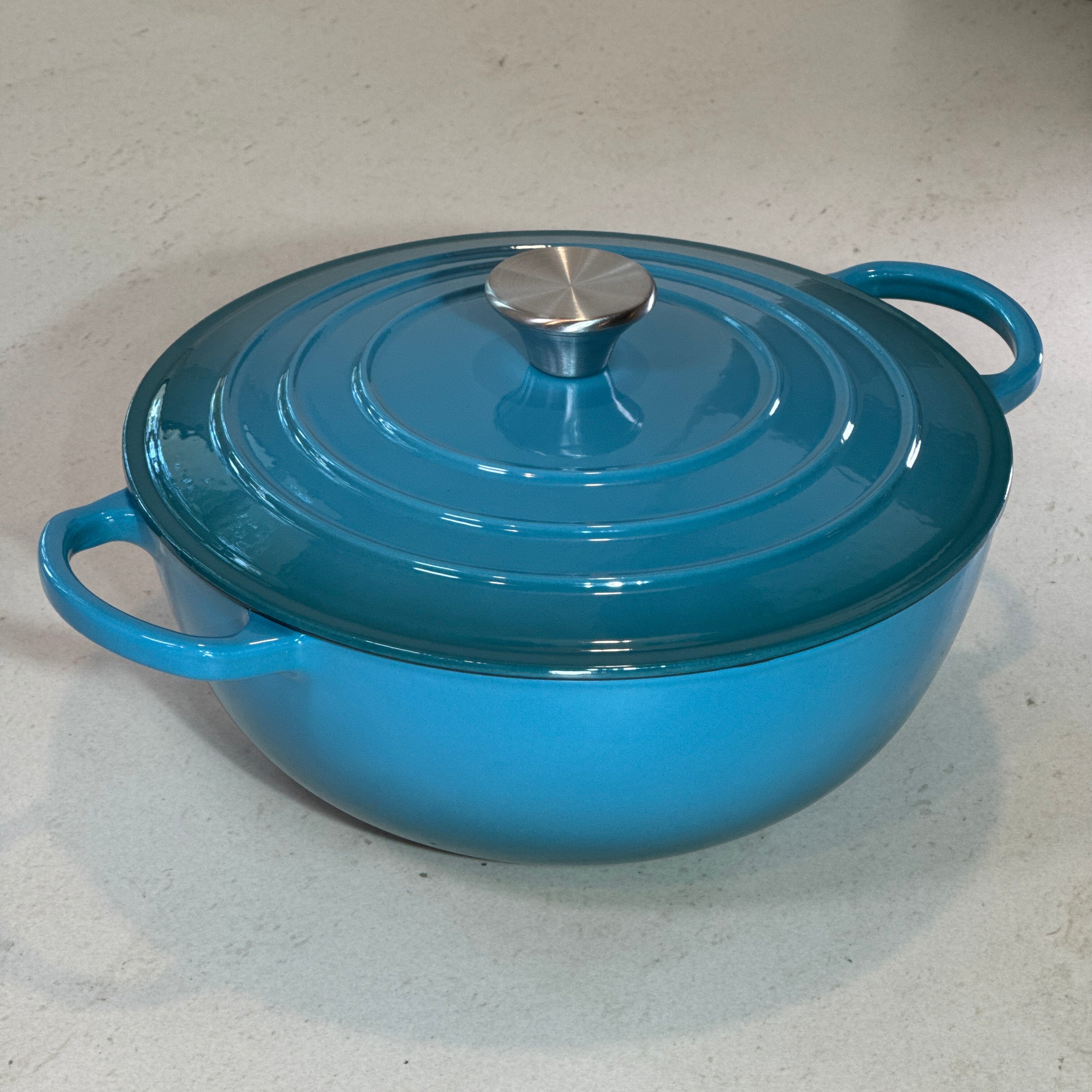 Marmite ronde en fonte émaillée turquoise conçue pour une cuisson douce et maîtrisée des préparations liquides