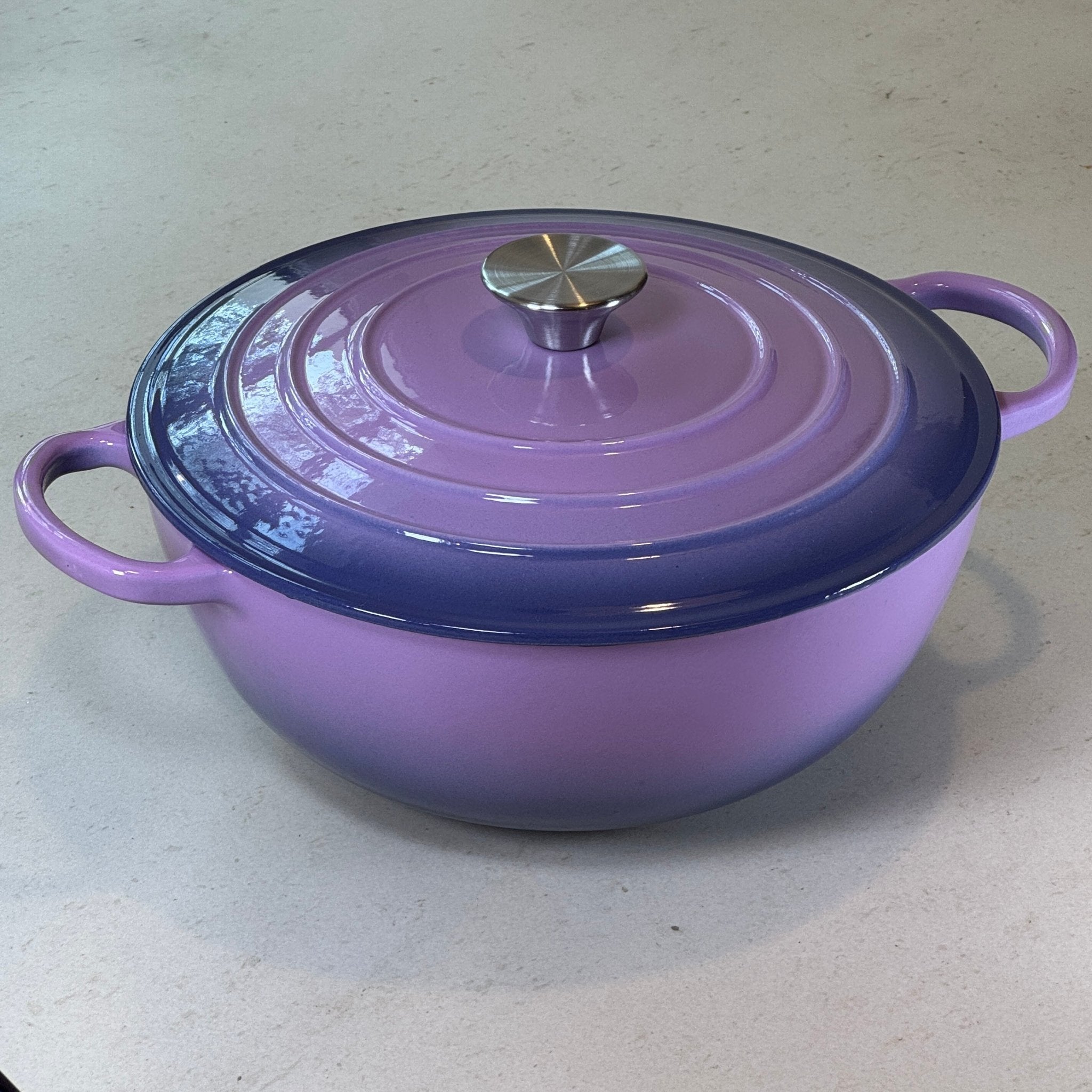Marmite ronde en fonte émaillée violet prune conçue pour une cuisson douce et maîtrisée des préparations liquides
